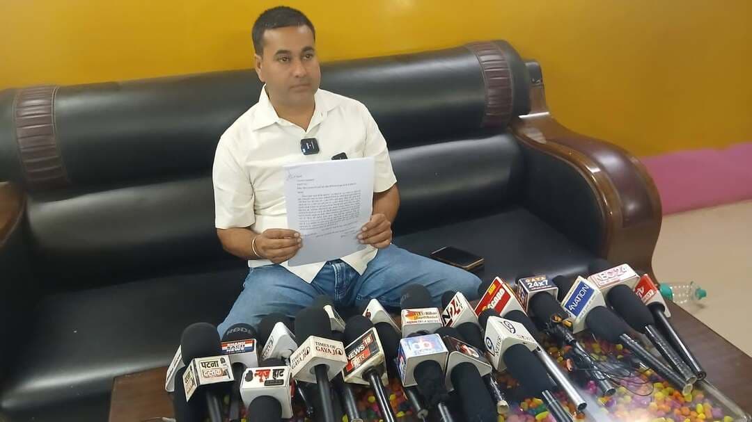 टिकारी में नाले पर 3 मंजिला मकान बनाने का आरोप, पिंक राज चक्रवर्ती ने की प्रेस वार्ता; बोले- रास्ता और जलनिकासी बंद, 7 अक्टूबर से अनशन पर बैठेंगे
गया: गया जिले के टिकारी नगर पंचायत क्षेत्र में प्रखंड कार्यालय के ठीक सामने कथित अतिक्रमण कर नाले की जमीन पर तीन मंजिला मकान बनाए जाने का मामला अब तूल पकड़ने लगा है। इस मामले को लेकर टिकारी स्थानीय निवासी पिंक राज चक्रवर्ती ने अपने आवास पर प्रेस वार्ता कर पूरे मामले की जानकारी दी। उन्होंने आरोप लगाया कि नाले और सरकारी जमीन पर कथित रूप से निर्माण होने के कारण आसपास के मोहल्ले के लोगों के आवागमन के साथ-साथ नाले के पानी की निकासी भी प्रभावित हो गई है। प्रशासन से लगातार शिकायत के बावजूद कार्रवाई नहीं होने पर उन्होंने 7 अक्टूबर से अनशन शुरू करने की चेतावनी दी है।
प्रेस वार्ता में पिंक राज चक्रवर्ती ने बताया कि टिकारी प्रखंड कार्यालय के ठीक सामने नगर पंचायत क्षेत्र में नाले की जमीन पर कथित तौर पर अतिक्रमण कर मकान का निर्माण किया गया है। उनके अनुसार करीब 12 फीट चौड़ी और लगभग 67 फीट लंबी जगह में तीन मंजिला मकान बनाया गया है। उनका दावा है कि निर्माण के कारण पूरे मोहल्ले के नाले के पानी की निकासी प्रभावित हो गई है। बारिश के दौरान जलजमाव की समस्या और गंभीर होने की आशंका भी जताई गई है।
कई बार दिया आवेदन, नापी के बाद भी कार्रवाई नहीं
पिंक राज चक्रवर्ती ने कहा कि इस समस्या को लेकर पिछले करीब एक महीने से वह लगातार अनुमंडल पदाधिकारी और अंचलाधिकारी को आवेदन दे रहे हैं। इससे पहले भी मोहल्ले के कई लोगों की ओर से सामूहिक रूप से आवेदन दिया जा चुका है। शिकायत के बाद प्रशासन की ओर से जमीन की नापी कराए जाने की बात भी उन्होंने कही, लेकिन उनका आरोप है कि नापी के बाद अतिक्रमण हटाने की कार्रवाई नहीं की गई। उन्होंने कहा कि अधिकारियों से जब भी इस मामले में बात की जाती है तो अतिक्रमण मुक्त कराने का आश्वासन दिया जाता है, लेकिन मौके पर अब तक कोई ठोस कार्रवाई नहीं हुई है। उनका कहना है कि जिस जगह पर कथित निर्माण हुआ है, वह सार्वजनिक आवागमन और जलनिकासी के लिहाज से महत्वपूर्ण है।
‘ब्लॉक के सामने अतिक्रमण तो शहर में कार्रवाई कैसे होगी?’
प्रेस वार्ता के दौरान पिंक राज चक्रवर्ती ने प्रशासन की कार्यशैली पर भी सवाल उठाए। उन्होंने कहा कि जब अनुमंडल और प्रखंड कार्यालय के ठीक सामने कथित तौर पर नाले और सरकारी जमीन पर निर्माण हो रहा है, तो शहर के दूसरे हिस्सों में अतिक्रमण हटाने की कार्रवाई को लेकर भी सवाल उठना स्वाभाविक है। उन्होंने आरोप लगाया कि मामले को प्रभावित करने के लिए प्रभावशाली लोगों का संरक्षण हो सकता है। साथ ही उन्होंने मामले को दबाने के लिए पैसे के लेन-देन की आशंका भी जताई। हालांकि, इन आरोपों की स्वतंत्र रूप से पुष्टि नहीं हुई है और संबंधित पक्ष का पक्ष सामने नहीं आया है।
प्रदीप और सुनील पर लगाया अतिक्रमण का आरोप
पिंक राज चक्रवर्ती ने प्रेस वार्ता में कथित अतिक्रमण के लिए प्रदीप कुमार सिंह और सुनील कुमार का नाम लिया। उन्होंने कहा कि निर्माण प्रखंड कार्यालय के सामने स्थित है। वहीं, शिकायत से संबंधित आवेदन में भी कथित अतिक्रमण और सरकारी जमीन का उल्लेख किया गया है। प्रशासनिक स्तर पर इस मामले में अंतिम स्थिति और जमीन की कानूनी प्रकृति की पुष्टि कार्रवाई एवं अभिलेखों के आधार पर ही स्पष्ट होगी।
7 अक्टूबर से अनशन की चेतावनी
पिंक राज चक्रवर्ती ने कहा कि उन्होंने अनुमंडल कार्यालय को पहले ही आवेदन देकर 7 अक्टूबर से अनशन पर बैठने की सूचना दी है। उन्होंने स्पष्ट किया कि जब तक कथित अतिक्रमण हटाकर नाले और रास्ते को मुक्त नहीं कराया जाता, तब तक वह आंदोलन से पीछे नहीं हटेंगे। उन्होंने कहा कि मोहल्ले के अन्य लोग भी उनके साथ रहेंगे।
उन्होंने प्रशासन से मांग की कि पूरे मामले की निष्पक्ष तरीके से दोबारा जांच और नापी कराई जाए। यदि किसी भी व्यक्ति का अतिक्रमण पाया जाता है तो नियमानुसार कार्रवाई की जाए। उन्होंने यह भी कहा कि यदि नापी में उनका स्वयं का कोई अतिक्रमण सामने आता है तो उसे हटाने की कार्रवाई का वह स्वागत करेंगे। अब इस पूरे मामले में प्रशासन की कार्रवाई पर स्थानीय लोगों की नजर है। #bdbiharjharkhand