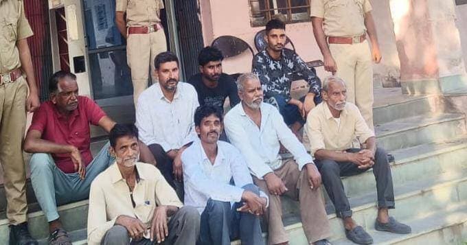 उदयपुर पुलिस का अपराधियों के खिलाफ बड़ा एक्शन, जिलेभर में रेड और एरिया डोमिनेशन अभियान
उदयपुर। जिले में शांति, सुरक्षा और मजबूत कानून-व्यवस्था बनाए रखने के लिए उदयपुर पुलिस ने अपराधियों और अवैध गतिविधियों के खिलाफ व्यापक रेड एवं एरिया डोमिनेशन महाअभियान चलाया। जिला पुलिस अधीक्षक डॉ. अमृता दुहन के निर्देशन में जिलेभर में एक साथ कार्रवाई की गई।
अभियान के दौरान पुलिस ने 49 नए प्रकरण दर्ज करते हुए कुल 354 अपराधियों को गिरफ्तार किया। वहीं 10 हार्डकोर अपराधियों और 147 हिस्ट्रीशीटरों के ठिकानों पर दबिश देकर सघन जांच एवं पूछताछ की गई।
पुलिस ने कार्रवाई के दौरान 61 स्थाई वारंटी, 14 गिरफ्तारी वारंट तथा 1 इनामी अपराधी को भी गिरफ्तार किया।
अभियान के तहत NDPS एक्ट से जुड़े अपराधियों, मादक पदार्थों की तस्करी में संलिप्त आरोपियों तथा सक्रिय एवं आदतन अपराधियों की गतिविधियों की जानकारी जुटाई गई। पुलिस टीमों ने संवेदनशील क्षेत्रों में एरिया डोमिनेशन करते हुए संदिग्ध ठिकानों पर अचानक दबिश दी।
कार्रवाई अतिरिक्त पुलिस अधीक्षक शहर उमेश ओझा, अतिरिक्त पुलिस अधीक्षक मुख्यालय मुकुल शर्मा एवं अतिरिक्त पुलिस अधीक्षक खेरवाड़ा रजत बिश्नोई के सुपरविजन में जिले के समस्त वृत्ताधिकारियों एवं थानाधिकारियों के नेतृत्व में गठित टीमों द्वारा की गई।
एसपी डॉ. अमृता दुहन ने स्पष्ट किया कि जिले में आपराधिक गतिविधियों, अवैध मादक पदार्थों एवं हथियारों के संग्रहण, सोशल मीडिया पर हथियारों के प्रदर्शन और शांति व्यवस्था भंग करने वाले तत्वों के खिलाफ कठोर कानूनी कार्रवाई लगातार जारी रहेगी।