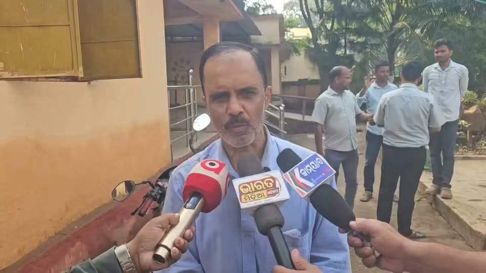 କୋଟପାଡ଼ ବନ୍ୟା ପରିସ୍ଥିତି ରେ ସୁଧାର ଆସିଛ ସତ ହେଲେ ଅନେକ ସ୍କୁଲ ରେ ପାଣି ଶୁଖିବା ପରେ ବିଦ୍ୟାଳୟ ଏବେ ପିଲାଙ୍କ ବହି ପାଣି ରେ ନଷ୍ଟ ହୋଇଛି ତାକୁ ସୁଖେଇ ପିଲା ମାନଙ୍କୁ ପାଠ ପଢେଇବା ପାଇଁ ଉଦ୍ୟମ କରୁଛନ୍ତି।
। Part 1