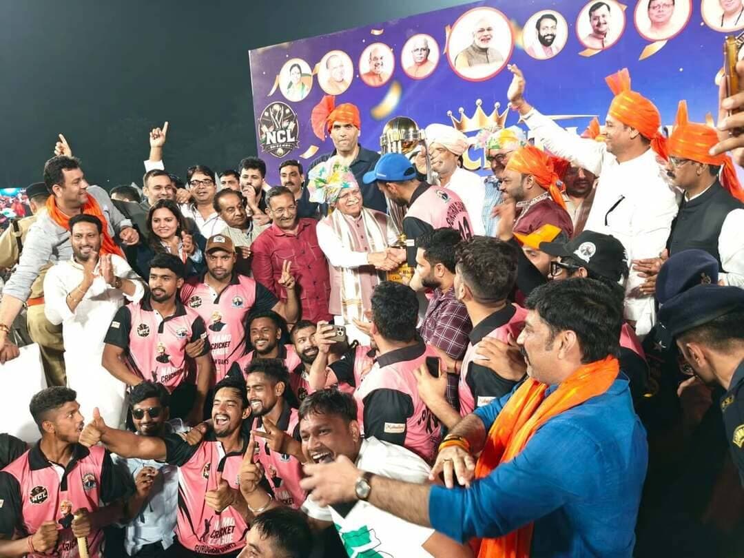 गुरुग्राम बना नमो क्रिकेट लीग विजेता
नशे के खिलाफ संदेश के साथ नमो क्रिकेट लीग का शानदार समापन
गुरुग्राम को 21 लाख और उपविजेता हिसार को 11 लाख रुपये की पुरस्कार
पंचकूला 4 अक्टूबर : ताऊ देवी लाल खेल स्टेडियम में चल रही नमो क्रिकेट लीग का रविवार को भव्य समापन हो गया। गुरुग्राम विजेता बना। ग्रैंड फिनाले में खिलाड़ियों ने शानदार खेल का प्रदर्शन किया। मुख्यमंत्री के राजनीतिक सचिव तरुण भंडारी की ओर से आयोजित इस क्रिकेट लीग में खेल के साथ नशे के खिलाफ जागरूकता का संदेश भी प्रमुखता से दिया गया, जिसकी उपस्थित लोगों ने सराहना की। ग्रैंड फिनाले समारोह में केंद्रीय विद्युत और आवासन एवं शहरी कार्य मंत्री श्री मनोहर लाल मुख्य अतिथि के रूप में पहुंचे। तरुण भंडारी ने उनका स्वागत किया।
*गुरुग्राम और हिसार के बीच हुआ फाइनल*
नमो क्रिकेट लीग का फाइनल मुकाबला गुरुग्राम और हिसार की टीमों के बीच खेला गया। पहले बल्लेबाजी करने उतरी गुरुग्राम की टीम ने शानदार बल्लेबाजी करते हुए मजबूत स्कोर खड़ा किया। टीम ने 7 विकेट खोकर 105 रन बनाए। लक्ष्य का पीछा करने मैदान में उतरी हिसार की टीम ने भी जीत के लिए पूरा जोर लगाया, लेकिन गुरुग्राम ने मुकाबले में बाजी मारते हुए खिताब अपने नाम किया। हिसार लक्ष्य प्राप्त नहीं कर पाया और उसे 11 लाख रुपये के पुरस्कार से संतोष करना पड़ा।
केंद्रीय मंत्री श्री मनोहर लाल ने विजेता गुरुग्राम की टीम को 21 लाख रुपये की पुरस्कार राशि देकर सम्मानित किया। वहीं रनरअप हिसार की टीम को 11 लाख रुपये का पुरस्कार दिया गया। तीसरे स्थान पर रहने वाली जालंधर की टीम को 5 लाख रुपये और चौथे स्थान पर रही कुरुक्षेत्र की टीम को 2.50 लाख रुपये की पुरस्कार राशि प्रदान की गई।
*खिलाड़ियों को भी मिले व्यक्तिगत पुरस्कार*
मुकाबले में शानदार प्रदर्शन करने वाले खिलाड़ियों को व्यक्तिगत पुरस्कार देकर सम्मानित किया गया। पुरस्कार वितरण के दौरान खिलाड़ियों के चेहरे पर खुशी नजर आई। पूरे आयोजन के दौरान क्रिकेट के रोमांच के साथ युवाओं को खेलों से जुड़ने और नशे से दूर रहने का संदेश दिया गया।
समापन समारोह में हरियाणा के कृषि मंत्री श्याम सिंह राणा, विधायक मनमोहन भड़ाना, मेयर श्याम लाल बंसल, मुख्यमंत्री के ओएसडी बीबी भारती और भोपाल खदरी, भजन गायक कन्हैया मित्तल, द ग्रेट खली, कुनाल कुमार, एमप्रो मिसेज औलख, नरेश मित्तल सांवरिया, पवन सोलंकी, नमो क्रिकेट लीग के मीडिया कोऑर्डिनेटर संजीव सूद, रामनिवास गर्ग, रंजीता मेहता, मुकेश सिंगला, ऋषिपाल, राकेश जागोता, अनुराधा पुरी, राकेश गर्ग बिट्टू और दीपक गर्ग सहित कई गणमान्य लोग मौजूद रहे।