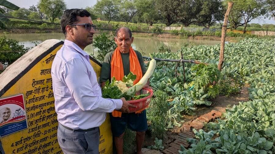 आजीविका डबरी से ग्राम पोड़ी निवासी रामभजन को सिंचाई सुविधा के साथ रोजगार मिला। ₹1.80 लाख की लागत से बनी डबरी से 697 मानव दिवस रोजगार सृजित हुए और करीब 1 एकड़ क्षेत्र में सिंचाई सुविधा का विस्तार हुआ।
डबरी के पानी से रामभजन सब्जी उत्पादन एवं मछली पालन कर रहे हैं। सब्जी बिक्री से हर सप्ताह ₹800 से ₹900 की आय हो रही है, जबकि मछली पालन से सालाना ₹60 से ₹70 हजार अतिरिक्त आय की उम्मीद है।
#SevaSankalpAbhiyan #VBGRamG #RuralLivelihood #Janseva #Kabirdom