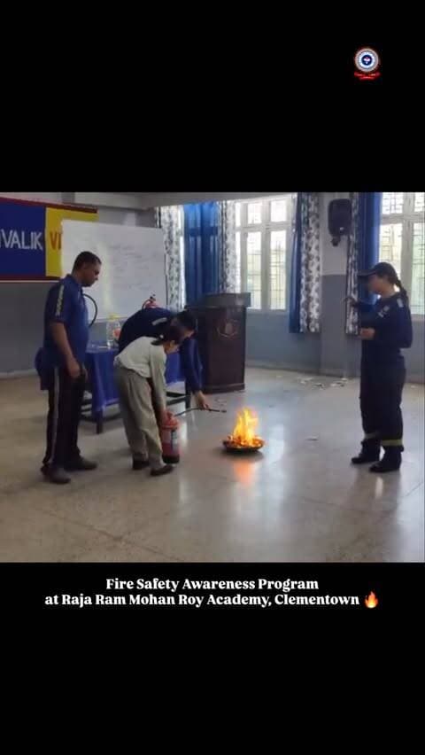 🔥 अग्नि सुरक्षा जागरूकता कार्यक्रम 🚒
फायर स्टेशन देहरादून की टीम द्वारा राजा राम मोहन रॉय एकेडमी, क्लेमेनटाउन में छात्र-छात्राओं एवं विद्यालय स्टाफ को अग्नि सुरक्षा एवं आपातकालीन परिस्थितियों से बचाव के संबंध में जागरूक किया गया।
इस दौरान आग के प्रकार, आग लगने के कारण एवं बुझाने के तरीकों, आपात स्थिति में क्या करें-क्या न करें, सुरक्षित निकासी (Evacuation) तथा फायर एक्सटिंग्विशर के प्रकार एवं PASS विधि की जानकारी दी गई। साथ ही फायर एक्सटिंग्विशर के संचालन का प्रायोगिक प्रदर्शन भी कराया गया।
कार्यक्रम के दौरान छात्र-छात्राओं ने उत्साहपूर्वक प्रतिभाग करते हुए फायर एक्सटिंग्विशर चलाने का व्यावहारिक प्रशिक्षण प्राप्त किया। 🔥🧯
#uttarakhandfireservice
#firefighters
#firesafety
#awareness
#uttarakhand