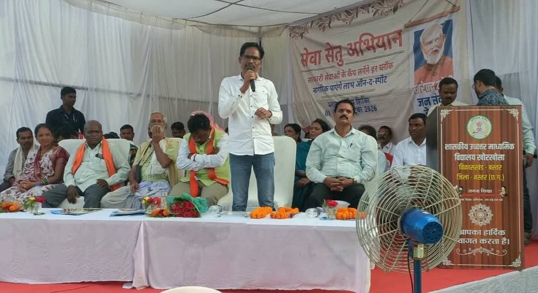 खोरखोसा में आयोजित ‘सेवा सेतु’ शिविर में ग्रामीणों को विभिन्न योजनाओं का लाभ मिला। 5 परिवारों को PM आवास की चाबियां, 10 को आयुष्मान कार्ड, 12 को स्वामित्व योजना के अधिकार अभिलेख, 2 किसानों को फसल बीमा दस्तावेज और 4 हितग्राहियों को स्वच्छ भारत मिशन के स्वीकृति पत्र दिए गए।