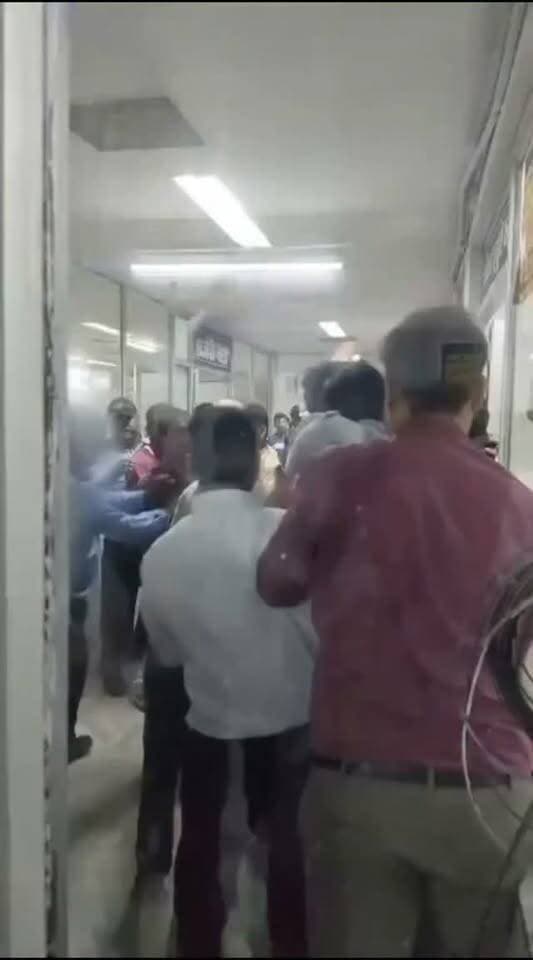 अस्पताल बना अखाड़ा! रीवा के संजय गांधी अस्पताल में जमकर मारपीट
#SanjayGandhiHospital #RewaNewsUpdate #MPNews #MadhyaPradeshNews