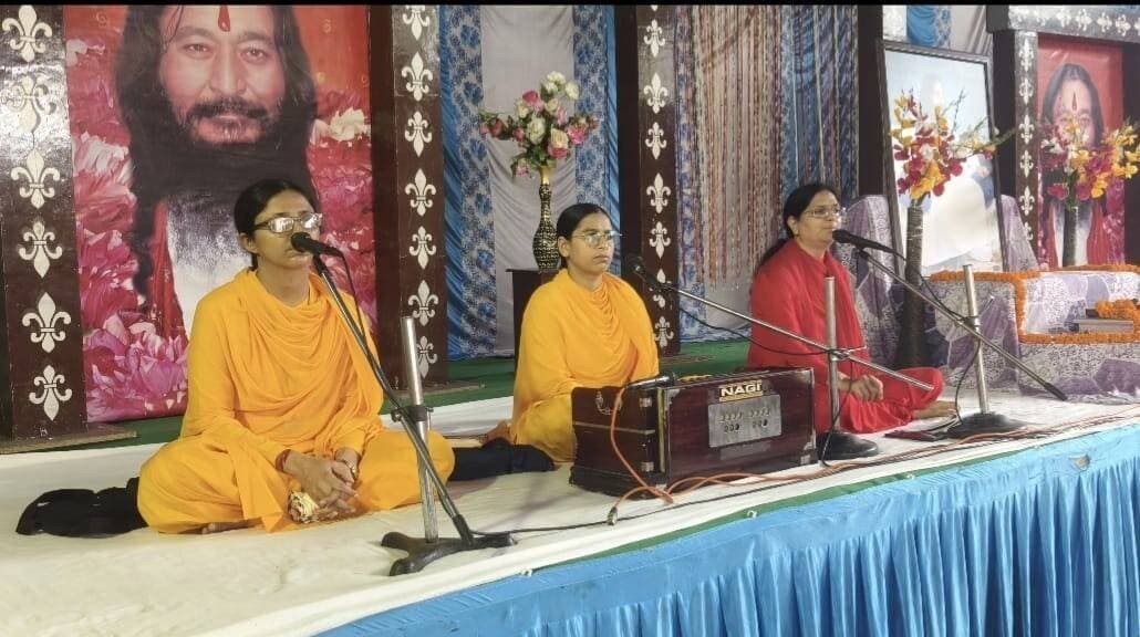 पुरुषार्थ से ही गुरु कृपा का पात्र बनता है शिष्य : साध्वी सिद्धेश्वरी भारती जी
जगाधरी। हनुमान गेट स्थित दिव्य ज्योति जाग्रति संस्थान आश्रम में साप्ताहिक सत्संग का आयोजन किया गया। कार्यक्रम में परम पूजनीय दिव्य गुरु आशुतोष महाराज जी की शिष्या साध्वी सुश्री सिद्धेश्वरी भारती जी ने अपने ओजस्वी विचारों के माध्यम से पुरुषार्थ और गुरु कृपा के गहरे आध्यात्मिक संबंध पर प्रकाश डाला। साध्वी जी ने कहा कि जीवन में गुरु कृपा का महत्व सर्वोपरि है, किन्तु गुरु कृपा का वास्तविक लाभ वही शिष्य प्राप्त कर सकता है, जो अपने जीवन में पुरुषार्थ करने के लिए तत्पर हो। केवल गुरु की कृपा की प्रतीक्षा करना पर्याप्त नहीं, अपितु उस कृपा को अपने जीवन में उतारने के लिए साधक का निरंतर प्रयास, अनुशासन व साधना आवश्यक है। उन्होंने कहा कि गुरु कृपा उस प्रकाश के समान है, जो मार्ग को प्रकाशित करती है, लेकिन उस मार्ग पर चलने का पुरुषार्थ शिष्य को स्वयं करना होता है। जब शिष्य अपने कर्मों, विचारों और जीवनशैली को गुरु के महान आदर्शों के अनुकूल ढालने का निरंतर प्रयास करता है तभी वह गुरु कृपा से लाभान्वित हो पाता है। साध्वी जी ने सुंदर उदाहरण देते हुए कहा कि हमें अन्न जल इत्यादि कुछ भी ग्रहण करने के लिए किसी पात्र की आवश्यकता होती है ठीक इसी प्रकार गुरु भी अपनी कृपा के पात्र को ढूंढते हैं, जब किसी शिष्य का हृदय निःस्वार्थ भाव व समर्पण से परिपूर्ण मिलता है तो गुरु अपनी अहैतुकी कृपा उस शिष्य पर लूटा देते हैं। उन्होंने आगे कहा कि सच्चा पुरुषार्थ केवल सांसारिक उपलब्धियों को प्राप्त करने का प्रयास नहीं है अपितु वास्तविक पुरुषार्थ तो अपने भीतर के अज्ञान, अहंकार, आलस्य और नकारात्मक संस्कारों पर विजय प्राप्त करना है। जब शिष्य गुरु के दिव्य मार्ग पर श्रद्धा, विश्वास और निरंतरता के साथ चलता है, तब उसका पुरुषार्थ गुरु कृपा को ग्रहण करने का माध्यम बन जाता है। उन्होंने कहा कि गुरु कृपा शिष्य को सामर्थ्य प्रदान करती है और शिष्य का पुरुषार्थ उस सामर्थ्य को सार्थक दिशा देता है। दोनों का समन्वय ही साधक के जीवन में सकारात्मक परिवर्तन ला सकता है। साध्वी जी ने उपस्थित साधकों को प्रेरित करते हुए कहा कि मनुष्य को अपने जीवन में गुरु की शिक्षाओं को केवल सुनना ही नहीं, अपितु उन्हें आचरण में भी उतारना चाहिए। नियमित साधना, सुमिरन, सत्संग, सेवा और सद्कर्मों के माध्यम से अपने जीवन को श्रेष्ठ दिशा देने का निरंतर प्रयास ही सच्चा पुरुषार्थ है। सत्संग कार्यक्रम के अंत में साध्वी बहनों द्वारा सुमधुर भजनों का गायन किया गया। सामूहिक ध्यान-साधना के साथ कार्यक्रम का समापन किया गया।