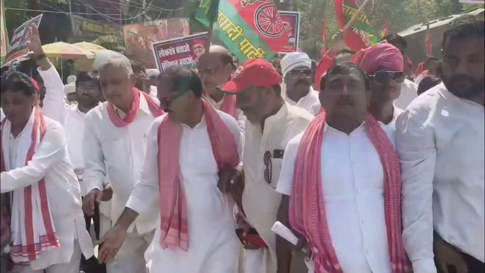 वोट बचाओ, लोकतंत्र बचाओ अभियान के तहत धारूपुर में सपा की PDA जन पंचायत
मतदाता सूची, किसानों और महंगाई के मुद्दे पर सरकार को घेरा, कार्यकर्ताओं से गांव-गांव पहुंचने का आह्वान
दयाल गुप्ता बोले— लोकतांत्रिक अधिकारों की रक्षा के लिए जनता को जागरूक करना जरूरी
फतेहपुर। जनपद के बिंदकी विधानसभा क्षेत्र के ग्राम धारूपुर (ब्लॉक तेलियानी) में समाजवादी पार्टी द्वारा "वोट बचाओ, लोकतंत्र बचाओ, संविधान बचाओ" साप्ताहिक अभियान के अंतर्गत PDA जन पंचायत का आयोजन किया गया। कार्यक्रम का संयोजन विधानसभा प्रभारी दयाल गुप्ता ने किया। जन पंचायत में पार्टी कार्यकर्ताओं और ग्रामीणों की उपस्थिति के बीच लोकतंत्र, मतदाता सूची, किसानों की समस्याओं, शिक्षा और महंगाई जैसे मुद्दों पर चर्चा की गई।
कार्यक्रम को संबोधित करते हुए विधानसभा प्रभारी दयाल गुप्ता ने आरोप लगाया कि सरकार द्वारा दलित, पिछड़े और कमजोर वर्ग के मतदाताओं के नाम मतदाता सूची से हटाए जा रहे हैं, जिससे लोगों के मताधिकार पर प्रभाव पड़ रहा है। उन्होंने कहा कि चुनाव प्रक्रिया निष्पक्ष और पारदर्शी होनी चाहिए तथा प्रत्येक पात्र नागरिक का मतदान का अधिकार सुरक्षित रहना चाहिए।
उन्होंने यह भी आरोप लगाया कि किसानों को समय पर खाद उपलब्ध नहीं हो रही है, महंगाई लगातार बढ़ रही है और गांवों में सरकारी विद्यालयों के बंद होने से शिक्षा व्यवस्था प्रभावित हो रही है। दयाल गुप्ता ने कहा कि समाजवादी पार्टी के राष्ट्रीय अध्यक्ष अखिलेश यादव के निर्देश पर कार्यकर्ता गांव-गांव जाकर लोगों को लोकतंत्र और संविधान से जुड़े मुद्दों पर जागरूक करेंगे तथा जनसंपर्क अभियान चलाएंगे।
बैठक में पार्टी पदाधिकारियों और कार्यकर्ताओं ने संगठन को बूथ स्तर तक मजबूत बनाने, आमजन की समस्याओं को सुनने और उन्हें लोकतांत्रिक तरीके से उठाने का संकल्प लिया। वक्ताओं ने कहा कि लोकतंत्र की मजबूती के लिए प्रत्येक मतदाता की भागीदारी आवश्यक है और सभी को अपने संवैधानिक अधिकारों के प्रति सजग रहना चाहिए।
कार्यक्रम में सेक्टर प्रभारी संतोष प्रजापति, अंसार मिर्जा, शिविर यादव, महंगी निषाद, अशोक गौतम, राजकुमार पाल, विमल यादव, रामबाबू दिवाकर, घनश्याम लोधी, रमेश प्रजापति, होरीलाल लोधी, मुन्ना लोधी, लखन लाल लोधी, कमलेश कोटेदार, दुर्गा रैदास, फूल कुमार, रामनरेश प्रजापति, जयराम प्रजापति, छेदी लाल दिवाकर, रामखेलावन सविता, छोट्टन सैनी, रमेश लोधी, विजय बाबा लोधी, धनंजय कुर्मी, हरिलाल लोधी, दरोगा विश्वकर्मा, रामसजीवन अरख, विजय गौतम, सीताराम प्रजापति, अयोध्या दिवाकर, भीखू दिवाकर, जयकरन लोधी, बीरबल लोधी, रामश्री, आशा बहू लोधी, कौशल लोधी, अशोक कुमार प्रजापति, लाला भाई सविता सहित बड़ी संख्या में ग्रामीण एवं पार्टी कार्यकर्ता मौजूद रहे।
लोकतांत्रिक व्यवस्था में राजनीतिक दलों द्वारा अपने विचार और कार्यक्रम जनता के बीच रखना लोकतांत्रिक प्रक्रिया का हिस्सा है। हालांकि, कार्यक्रम में लगाए गए आरोप संबंधित वक्ताओं के बयान हैं। इनकी आधिकारिक पुष्टि संबंधित विभागों या निर्वाचन आयोग की ओर से नहीं की गई है।
एनडी न्यूज़ की अपील:- लोकतंत्र की मजबूती प्रत्येक नागरिक की जिम्मेदारी है। मतदाता सूची में अपना नाम समय-समय पर अवश्य जांचें, किसी भी त्रुटि की स्थिति में निर्वाचन आयोग के निर्धारित माध्यम से आवेदन करें। राजनीतिक मतभेद लोकतांत्रिक मर्यादा के भीतर ही व्यक्त करें तथा तथ्य आधारित संवाद और शांतिपूर्ण जनभागीदारी को बढ़ावा दें।
👇👇
#NDNews #दैनिक_निष्पक्ष_धारा #Fatehpur #Bindki #Dharoopur #SamajwadiParty #PDA #VoteBachao #LoktantraBachao #Constitution #ElectionCommission #AkhileshYadav #DayalGupta #DMFatehpur #CEOUP #UPGovernment
👇👇
@dgpup
@RSSorg
@UPGovt
@wpl1090
@RSSgeet
@Uppolice
@MIB_India
@PMOIndia
@HMOIndia
@abmanglik
@VHPDigital
@igrangealld
@myogioffice
@InfoDeptUP
@dmfatehpur
@sdmsadarftp
@CMOfficeUP
@CMOUP_RC
@ChiefSecyUP
@ChiefSecyUP
@MahantYogiG
@FatehpurSdm
@fatehpurpolice
@BajrangDalOrg
@rashtrapatibhvn
@UPMahilaKalyan
@112UttarPradesh
@myogiadityanath
@CommissionerPrg
@ADGZonPrayagraj
@ECISVEEP
@ceoup
@ECISVEEP
👇👇
🟥 NDNEWS | दैनिक निष्पक्ष धारा
मुख्य संपादक/संस्थापक: राजन सिंह हाड़ा
सह-संपादक: शालिनी सिंह भदौरिया
✒️रिपोर्ट: फतेहपुर जिला ब्यूरो
📍कार्यालय-3: U158,हीरा स्वीट्स के पास, विकास मार्ग,लक्ष्मी नगर,पूर्वी दिल्ली–110092 (NCR)
📍कार्यालय-2: विधानसभा रोड, बर्लिंगटन चौराहा,लखनऊ–226001 (UP)
📍कार्यालय-1: 1/1अटल बिहारी चौराहा,नियर बर्मा चौराहा,फतेहपुर–212601 (UP)
📅दिनांक:05अक्टूबर 2026
📆दिन: सोमवार
📧Email: ndnewschannel@gmail.com
📞मोबाइल:9696119696