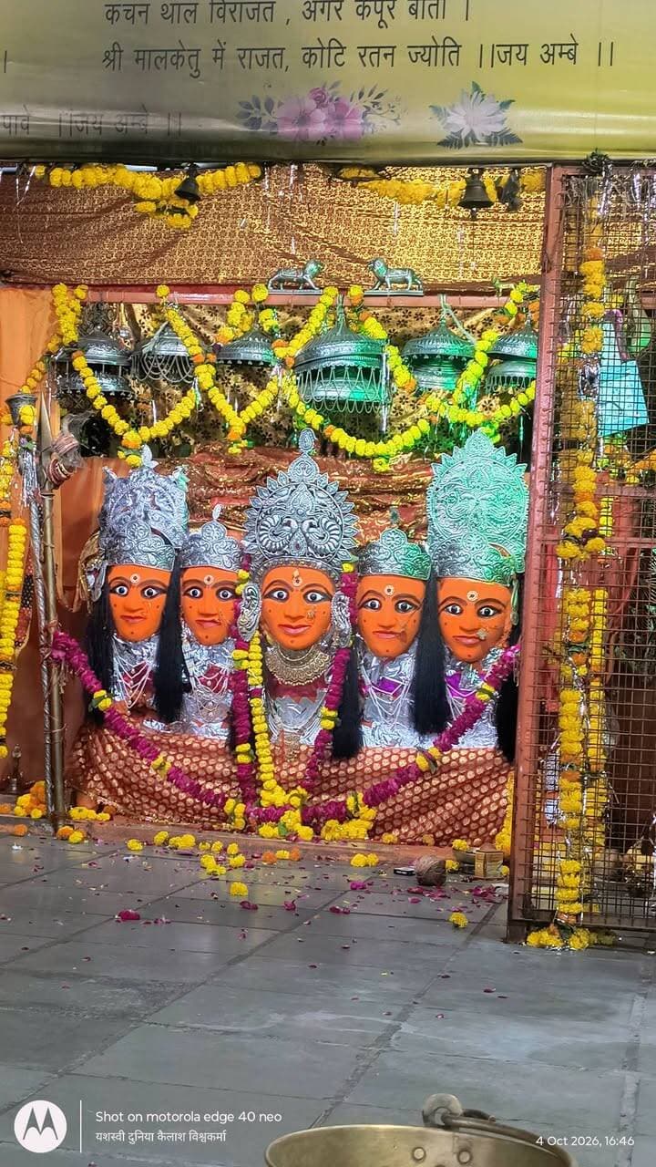 आखिर कब पूरा होगा मां दुधाखेड़ी का दरबार?
वर्षों से चल रहे निर्माण कार्य की धीमी रफ्तार अब श्रद्धालुओं के बीच सवाल खड़े कर रही है। दुधाखेड़ी माता मंदिर का मुख्य भवन अब तक पूर्ण नहीं हो सका है। करोड़ों की आस्था से जुड़े इस धार्मिक स्थल का निर्माण आखिर कब पूरा होगा? श्रद्धालुओं को अब इंतजार है कि मां दुधाखेड़ी का भव्य दरबार जल्द अपने पूर्ण स्वरूप में नजर आए।