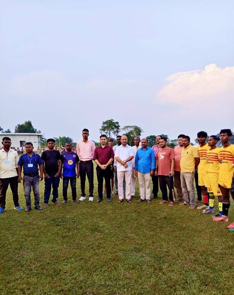 किशनगंज जिला पदाधिकारी नवीन कुमार के निर्देशानुसार वाइब्रेंट विलेज प्रोग्राम–II के तहत ठाकुरगंज प्रखंड के स्थानीय क्लबों के सहयोग से फुटबॉल टूर्नामेंट का आयोजन किया गया।
इस आयोजन में मसीहिया फुटबॉल क्लब, पथरिया पंचायत, धुबनी हाट एवं सेवन स्टार संगठन क्लब, हुलहुली, प्रखंड ठाकुरगंज की सक्रिय भागीदारी रही। टूर्नामेंट में कुल 12 टीमों ने हिस्सा लिया, जिसमें युवाओं ने उत्साहपूर्वक अपनी खेल प्रतिभा का प्रदर्शन किया।
कार्यक्रम के दौरान विधायक गोपाल अग्रवाल की उपस्थिति में विजेता टीमों को पुरस्कार प्रदान कर सम्मानित किया गया।
इस आयोजन का मुख्य उद्देश्य सीमावर्ती क्षेत्रों के युवाओं को खेल के प्रति प्रोत्साहित करना, उनमें टीम भावना विकसित करना तथा खेल के माध्यम से सामाजिक सहभागिता और सकारात्मक ऊर्जा को बढ़ावा देना है। #viralreels #viralpost #viralreelschallenge #videogames #viralchallenge #2026Goals #vacaciones #newyork #BIG_BREAKING