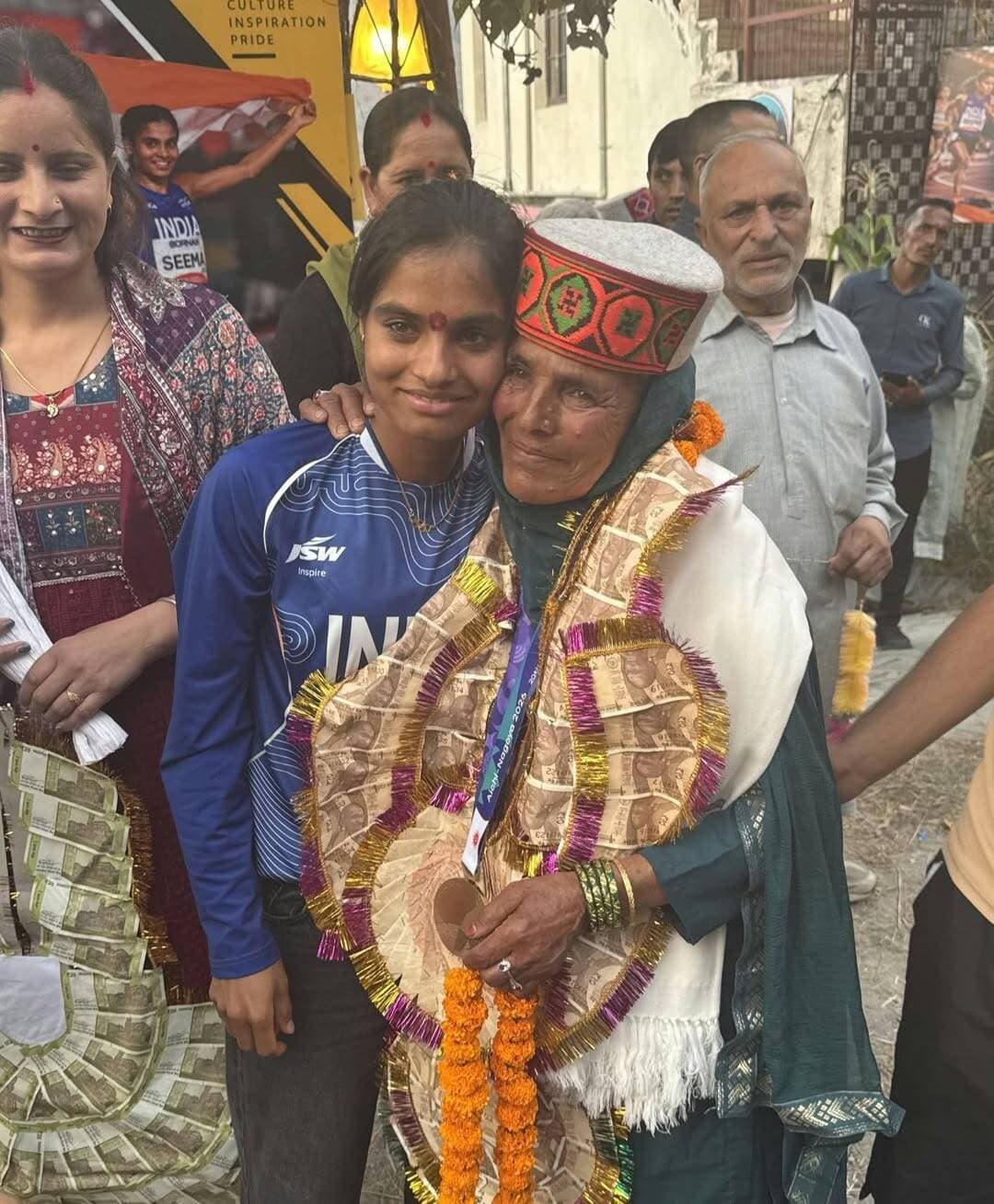 🇮🇳 घर पहुंची बेटी सीमा, तिरंगा लहराकर हुआ भव्य स्वागत
Pahadi News
तिरंगा लहराकर लौटी बेटी पर गर्वित हुआ चंबा, घर पहुंचने पर सीमा का जोरदार स्वागत
चंबा की बेटी सीमा के घर पहुंचने पर परिजनों और क्षेत्रवासियों ने उनका भव्य स्वागत किया। तिरंगा हाथ में लेकर लौटी बेटी को देखकर हर किसी का सीना गर्व से चौड़ा हो गया। इस दौरान खुशी का माहौल रहा और लोगों ने सीमा का जोरदार स्वागत करते हुए उन्हें शुभकामनाएं दीं।
Pahadi News — सुनील पहाड़ी
🇮🇳 बेटी सीमा पर पूरे चंबा को गर्व है।
#PahadiNews #SuneelPahadi #Chamba #Seema #DaughterOfChamba #Tiranga