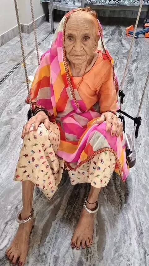 🕯️ अत्यंत दुःखद एवं हृदयविदारक सूचना 🕯️
धनेत कलां निवासी बाबूलाल जी एवं रमेश चन्द्र जी बेरवा की माताजी श्रीमती प्यारी बाई जी का आज दिनांक 5 अक्टूबर 2026 को आकस्मिक निधन हो गया।
उनका अंतिम संस्कार हेतु अंतिम यात्रा आज दोपहर 12:00 बजे उनके निवास स्थान से धनेत कलां मोक्षधाम के लिए प्रस्थान करेगी।
ईश्वर दिवंगत आत्मा को अपने श्रीचरणों में स्थान प्रदान करें एवं शोकाकुल परिवार को इस अपार दुःख को सहन करने की शक्ति प्रदान करें।
🙏 ॐ शांति शांति शांति 🙏