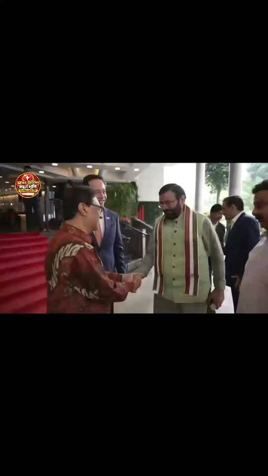 मुख्यमंत्री नायब सिंह सैनी के सिंगापुर दौरे का दूसरा दिन
मुख्यमंत्री ने SING( Singapore India Network for Growth forum) के तहत आयोजित कार्यक्रम में की शिरकत
कार्यक्रम में सिंगापुर के विशिष्ट उद्योगपति तथा विभिन्न क्षेत्रों के गणमान्य प्रतिनिधि भी उपस्थित
भविष्य में हरियाणा में इंफ्रास्ट्रक्चर और उद्योगों को बढ़ावा देना है कार्यक्रम का लक्ष्य
हरियाणा और सिंगापुर के बीच पारस्परिक सहयोग बढ़ाने के विभिन्न पहलुओं पर भी हो रही विस्तृत चर्चा
हरियाणा को केवल औद्योगिक शक्ति ही नहीं बल्कि भारत की इनोवेशन कैपिटल के रूप में स्थापित करना भी है लक्ष्य
कार्यक्रम में छत्तीसगढ़ के मुख्यमंत्री विष्णुदेव साय भी उपस्थित
*कार्यक्रम में मुख्यमंत्री नायब सिंह सैनी का संबोधन*
इस आयोजन में अपने विचार रखने का अवसर देने के लिए सिंगापुर बिजनेस फेडरेशन का धन्यवाद- मुख्यमंत्री
यह दो ऐसी इकोनॉमिज़ के बीच बातचीत का मंच जिनके बीच विश्वास, मित्रता और सहयोग का रिश्ता लगातार हुआ मजबूत
वर्ष 2017 में हरियाणा ने सिंगापुर की कंपनियों और संस्थाओं के साथ पांच बड़े एमओयू किए
हरियाणा नॉर्थ इंडिया के बड़े कंजप्शन और मैन्युफैक्चरिंग मार्केट के बीच स्थित
हमारे पास मेजर इकोनामिक कॉरिडोर, एक्सप्रेसवे और फ्रेट कनेक्टिविटी- मुख्यमंत्री
गुरुग्राम और उसके आसपास इंटीग्रेटेड टाउनशिप, कमर्शियल डेवलपमेंट और मॉडर्न अर्बन इंफ्रास्ट्रक्चर के क्षेत्र में पार्टनरशिप की बहुत संभावनाएं
सिंगापुर की कंपनियां अपने टेक्नोलॉजी और प्रोफेशनल कैपेबिलिटी सेंटर्स हरियाणा में करें स्थापित
हाल ही में हरियाणा ने सिंगापुर बेस्ड ग्लोबल स्कूल ग्रुप के साथ की पार्टनरशिप
इसके माध्यम से हरियाणा में वर्ल्ड क्लास K 12 एजुकेशन इंफ्रास्ट्रक्चर विकसित करने की योजना
हमारा लक्ष्य एक ऐसा इको सिस्टम बनाना जहां बिजनेस आगे बढ़े और उसके साथ रोजगार, इनोवेशन के अवसर पैदा हो