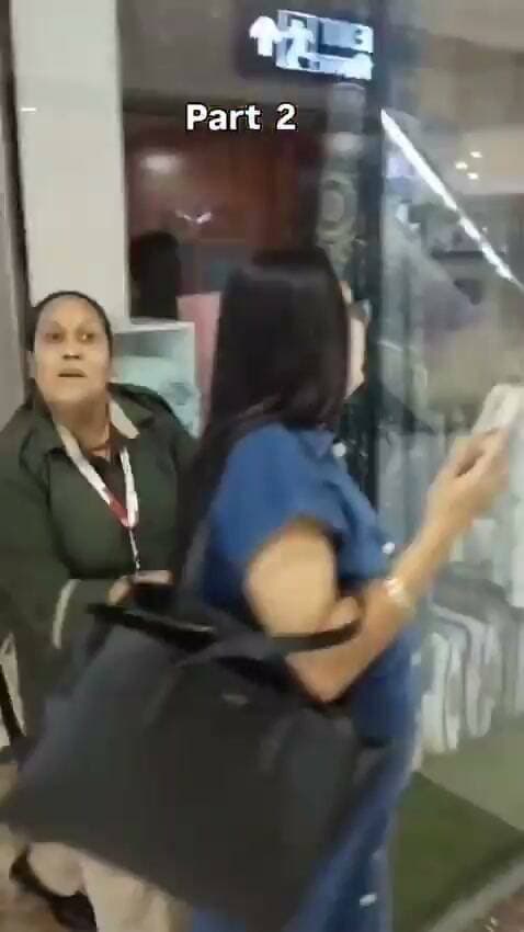#सभ्य_लुक_महंगा_मोबाइल_और_महंगे_कपड़े… DLF मॉल में घी-रिफाइंड चोरी करते पकड़ी गई महिला पर आरोप , #CCTV में खुली पोल!,नोएडा के DLF मॉल से चोरी का एक हैरान करने वाला मामला सामने आया है। यहां एक महिला पर घी और रिफाइंड तेल चोरी करने का आरोप लगा है। बताया जा रहा है कि महिला देखने में बेहद सामान्य और संभ्रांत परिवार की नजर आती थी। उसके कपड़े और मोबाइल देखकर शायद ही कोई उस पर चोरी का शक करे। आरोप है कि महिला एक महीने के दौरान कई बार स्टोर में पहुंची और सामान चोरी करती रही। स्टोर के CCTV कैमरों में उसकी गतिविधियां कैद होने के बाद उसे रंगे हाथ पकड़ लिया गया। घटना का वीडियो अब सोशल मीडिया पर वायरल है, जिसके बाद लोग तरह-तरह की प्रतिक्रियाएं दे रहे हैं।
#ViralNews #NoidaNews #CrimeNews #DLFMall #CCTVFootage