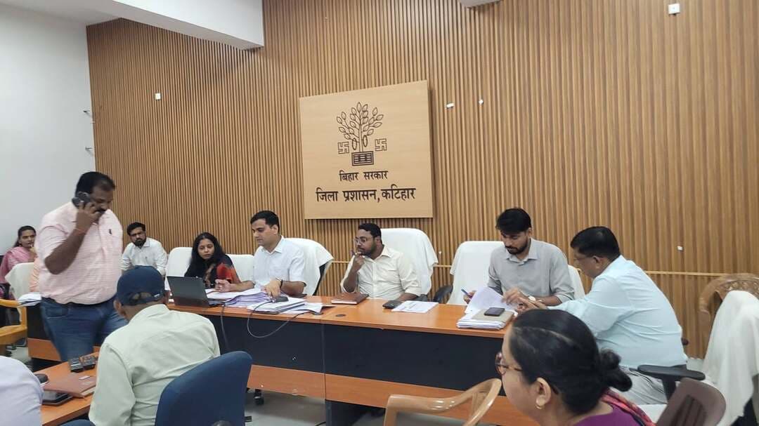 जिला समन्वय समिति की साप्ताहिक बैठक आयोजित, लंबित मामलों के शीघ्र निष्पादन का डीएम ने दिया निर्देश*
कटिहार,05 अक्टूबर 2026 सोमवार।
आज दिनांक 05 अक्टूबर 2026 को श्री आशुतोष द्विवेदी जिला पदाधिकारी, कटिहार की अध्यक्षता में जिला समन्वय समिति की साप्ताहिक समीक्षा बैठक संबंधित विभागों के पदाधिकारियों के साथ आयोजित की गई।
बैठक के दौरान जिला पदाधिकारी महोदय द्वारा विभिन्न विभागों से संबंधित लंबित मामलों, आवेदनों एवं पत्रों के निष्पादन की स्थिति की विभागवार समीक्षा की गई।
समीक्षा के क्रम में उन्होंने स्पष्ट निर्देश दिया कि सभी लंबित मामलों का निर्धारित समय-सीमा के भीतर निष्पादन सुनिश्चित किया जाए तथा अनावश्यक रूप से किसी भी मामले को लंबित न रखा जाए।
बैठक में विशेष रूप से सीडब्ल्यूजेसी, एमजेसी एवं नीलाम पत्रवाद से संबंधित लंबित मामलों की समीक्षा की गई। जिला पदाधिकारी महोदय ने संबंधित पदाधिकारियों को निर्देश दिया कि इन मामलों में आवश्यक कार्रवाई करते हुए लंबित पत्रों एवं वादों का शीघ्र निष्पादन सुनिश्चित करें।
इसके अतिरिक्त एसी/डीसी बिलों के यथाशीघ्र समायोजन करने , सीएम डैशबोर्ड, जिला पदाधिकारी जनता दरबार, आरटीपीएस, सीपीग्राम, पीएमओ पोर्टल, सहयोग पोर्टल तथा विधानसभा सचिवालय से प्राप्त आवेदनों एवं पत्रों की भी समीक्षा की गई।
जिला पदाधिकारी महोदय ने सभी संबंधित पदाधिकारियों को निर्देशित किया कि सभी लंबित मामलों का समयबद्ध एवं गुणवत्तापूर्ण निष्पादन सुनिश्चित करेंगे।
समीक्षा के क्रम में राजस्व, डीआरडीए, पंचायती राज, स्थापना, नजारत, निर्वाचन, विधि शाखा, आपूर्ति, सामान्य शाखा, शिक्षा, स्वास्थ्य, भू-अर्जन एवं सामाजिक सुरक्षा सहित अन्य शाखाओं एवं विभागों से संबंधित लंबित मामलों की भी समीक्षा की गई।
उन्होंने सभी संबंधित पदाधिकारियों को निर्देश दिया कि अपने-अपने विभाग/शाखा से संबंधित लंबित मामलों की नियमित रूप से समीक्षा करते हुए यथा शीघ्र निष्पादन सुनिश्चित करेंगे। उन्होंने कहा कि आम नागरिकों से संबंधित आवेदनों एवं शिकायतों के निपटारे में किसी प्रकार की शिथिलता नहीं होनी चाहिए। जनहित से जुड़े मामलों को प्राथमिकता देते हुए निर्धारित समय-सीमा भीतर कार्रवाई सुनिश्चित की जाए।
निर्देश देते हुए उन्होंने कहा कि सेवा संकल्प अभियान के तहत जिलांतर्गत सभी विद्यालयों/ सभी स्वास्थ्य केंद्रों का रंग रोगन, साफ-सफाई दिवाली पूर्व हर हाल में करना सुनिश्चित करेंगे ।
कार्यपालक अभियंता पीएचईडी को निर्देश देते हुए उन्होंने कहा कि हर घर नल का जल हर घर तक उपलब्ध कराना सुनिश्चित करेंगे ।
संबंधित पदाधिकारियों को निर्देश देते हुए उन्होंने कहा कि पंचायत सरकार भवन निर्माण, आंगनबाड़ी केंद्र निर्माण, एससी/ एसटी महिला छात्रावास निर्माण, पिछड़ा/ अति पिछड़ा स्कूल निर्माण हेतु भूमि उपलब्ध कराना सुनिश्चित करेंगे ।
निर्देश देते हुए उन्होंने कहा कि आगामी बिहार विधान परिषद निर्वाचन एवं आगामी पर्व त्यौहार के मद्देनजर सुरक्षा के दृष्टिकोण से जिलान्तर्गत सभी शस्त्रों का सत्यापन यथाशीघ्र सुनिश्चित करेंगे ।
निर्देश देते हुए उन्होंने कहा कि जिलांतर्गत मुख्यमंत्री वृद्धजन पेंशन योजना से आच्छादित शत प्रतिशत लाभुकों का जीवन प्रमाणीकरण शीघ्र सुनिश्चित करेंगे ।
इस अवसर पर उपविकास आयुक्त, अनुमंडल पदाधिकारी कटिहार सदर, जिला पंचायती राज पदाधिकारी, विशेष कार्य पदाधिकारी गोपनीय शाखा सहित जिला स्तरीय पदाधिकारी गण सभागार में, एवं सभी प्रखंडों के प्रखंड विकास पदाधिकारी के साथ प्रखंड स्तरीय पदाधिकारी गण प्रखंड कार्यालय से वीडियो कॉन्फ्रेंसिंग के जरिए जुड़े रहें।
जिला जनसंपर्क पदाधिकारी,
कटिहार।
Information & Public Relations Department, Government of Bihar #CMSamrat #follower #katihar