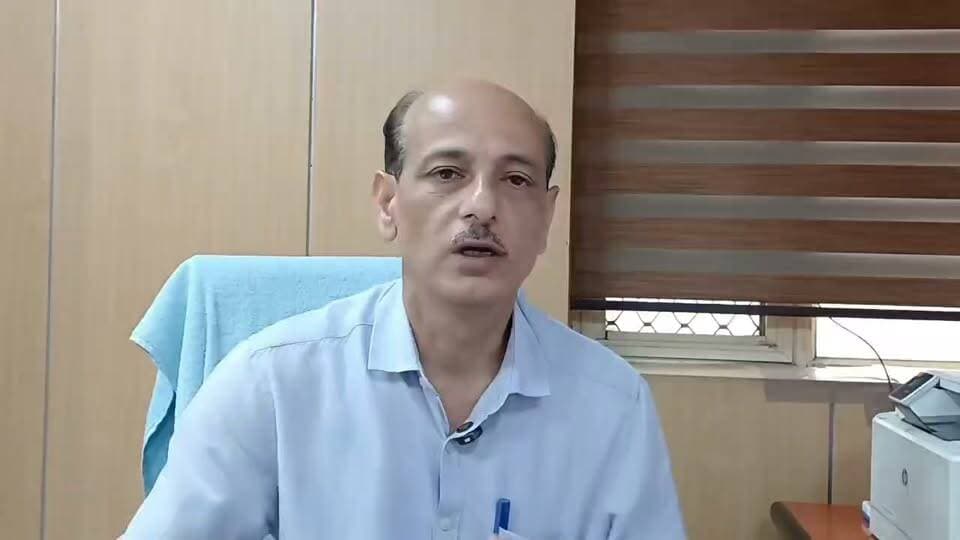 प्रदेश में फिर बदलेगा मौसम का मिजाज, 11 अक्टूबर तक येलो अलर्ट
कुमाऊं और गढ़वाल के पर्वतीय क्षेत्रों में बारिश, गर्जन और तेज हवाओं का दौर; ऊंचाई वाले क्षेत्रों में बर्फबारी के आसार
देहरादून। उत्तराखंड में एक बार फिर मौसम का मिजाज बदलने वाला है। मौसम विभाग ने 6 से 11 अक्टूबर तक प्रदेश में येलो अलर्ट जारी किया है। इस दौरान कुमाऊं और गढ़वाल मंडल के पर्वतीय क्षेत्रों में हल्की से मध्यम बारिश के साथ गर्जन और तेज हवाएं चलने की संभावना है। हालांकि, प्रदेश के अधिकांश मैदानी जनपदों में मौसम सामान्यतः शुष्क रहने का अनुमान है।
मौसम निदेशक डॉ. सीएस तोमर के अनुसार, 6 से 8 अक्टूबर तक 4200 मीटर और उससे अधिक ऊंचाई वाले पर्वतीय क्षेत्रों में बर्फबारी होने की संभावना है। इसके बाद 9 से 11 अक्टूबर के बीच करीब 3800 मीटर की ऊंचाई वाले क्षेत्रों में भी बर्फबारी हो सकती है।
इन जिलों में तेज हवाओं और आकाशीय बिजली का अलर्ट
मौसम विभाग ने चमोली, नैनीताल, पिथौरागढ़, बागेश्वर, अल्मोड़ा, रुद्रप्रयाग और उत्तरकाशी में तेज हवाओं के साथ गर्जन और आकाशीय बिजली गिरने की संभावना जताई है। इन क्षेत्रों में 30 से 40 किलोमीटर प्रति घंटे की रफ्तार से तेज हवाएं चल सकती हैं।
वहीं, 6 और 7 अक्टूबर को नैनीताल, चंपावत, अल्मोड़ा, देहरादून, टिहरी और पौड़ी में मध्यम बारिश के साथ तेज गर्जन और आकाशीय बिजली गिरने की संभावना है।
मौसम विभाग ने पर्वतीय क्षेत्रों में मौसम को देखते हुए लोगों से सतर्क रहने और खराब मौसम के दौरान अनावश्यक रूप से खुले स्थानों तथा ऊंचाई वाले क्षेत्रों में जाने से बचने की अपील की है।