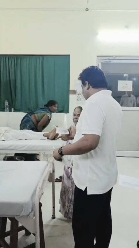 गोरखपुर में सेवा ही बनी श्रद्धांजलि, एडवोकेट सोलंकी ने कैंसर अस्पताल में कराया सुंदरकांड पाठ, जरूरतमंदों को सौंपी सहायता राशि*
*गोरखपुर।* (जुगनू ) पितृ पक्ष के पावन अवसर पर हनुमान प्रसाद पोद्दार कैंसर अस्पताल परिसर स्थित मंदिर में सामूहिक सुंदरकांड पाठ का भव्य आयोजन किया गया। आयोजन *सोलंकी एंड संस के डायरेक्टर एडवोकेट नीतीश सोलंकी* द्वारा सर्व पितृ शांति एवं मरीजों के शीघ्र स्वास्थ्य लाभ हेतु कराया गया।
सुंदरकांड पाठ के उपरांत अस्पताल में भर्ती जरूरतमंद कैंसर मरीजों को आर्थिक सहायता राशि वितरित की गई। इस दौरान अस्पताल परिसर "संकट मोचन नाम तिहारो" के जयकारों से गूंज उठा।
*समाजसेवा में हमेशा अग्रणी रहते हैं नीतीश सोलंकी*
सोलंकी एंड संस के डायरेक्टर नीतीश सोलंकी समाज सेवा के साथ-साथ हमेशा जरूरतमंदों की मदद के लिए जाने जाते हैं। चाहे गरीब बच्चों की शिक्षा हो, असहाय लोगों की मदद हो या धार्मिक आयोजन, वे हर समय बढ़-चढ़कर हिस्सा लेते हैं।
इस मौके पर अपना *एडवोकेट नीतीश सोलंकी ने कहा -*
"पितृ पक्ष हमारे पूर्वजों को याद करने और उनके बताए सेवा के मार्ग पर चलने का पर्व है। सच्ची श्रद्धांजलि तभी है जब हम किसी दुखी इंसान के काम आ सकें। कैंसर मरीजों की पीड़ा को देखकर मन द्रवित होता है। हमने छोटा सा प्रयास किया है कि हनुमान जी की कृपा और सुंदरकांड के पाठ से इन्हें मानसिक संबल मिले और आर्थिक सहायता से थोड़ी मदद हो सके। ईश्वर से प्रार्थना है कि सभी मरीज जल्द स्वस्थ होकर अपने घर जाएं।"
अस्पताल प्रशासन ने इस पुनीत कार्य के लिए आयोजक परिवार का आभार व्यक्त किया।