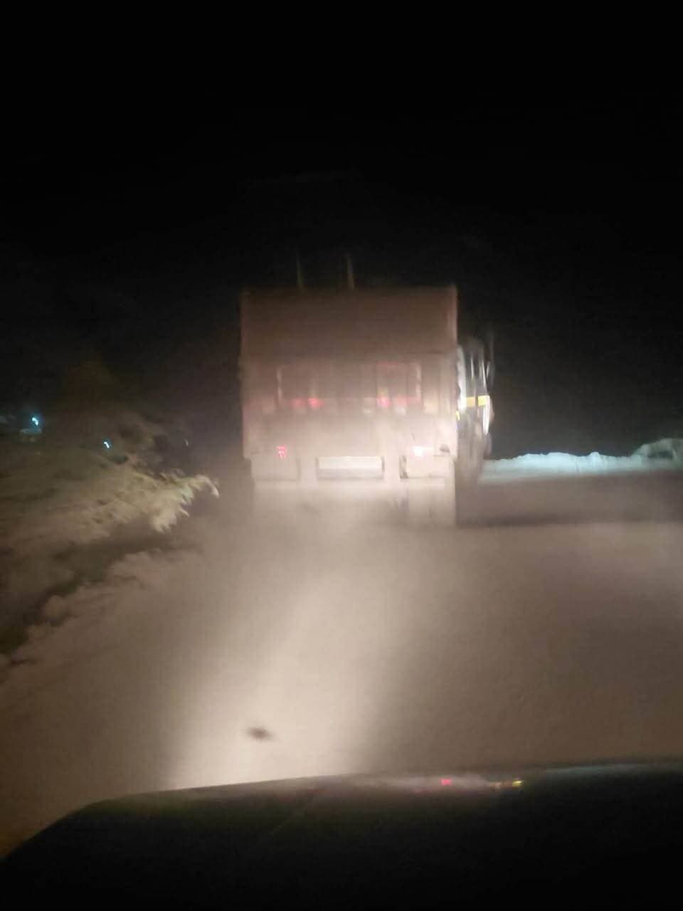 ग्वालियर में अवैध खनन और परिवहन पर खनिज विभाग की कार्रवाई, JCB और ट्रोला जब्त
ग्वालियर कलेक्टर श्रीमती रुचिका चौहान के निर्देश पर अवैध खनन एवं खनिज परिवहन के विरुद्ध खनिज विभाग द्वारा लगातार कार्रवाई की जा रही है। प्रभारी अधिकारी खनिज श्री पंकज ध्वज मिश्रा के मार्गदर्शन में विभागीय टीम ने 4 अक्टूबर 2026 को आंतरी थाना क्षेत्र के ग्राम भारस में अवैध खनन के मामले में कार्रवाई करते हुए एक JCB मशीन जब्त की।
प्राप्त सूचना के आधार पर खनिज विभाग की टीम ने ग्राम भारस में शिकायतित स्थल का निरीक्षण किया। मौके पर एक JCB मशीन द्वारा खनिज मुरम का अवैध खनन किया जाना पाया गया। टीम ने JCB मशीन को जब्त कर संबंधित थाने की अभिरक्षा में रखवाया है।
इसी क्रम में रात्रि के समय बेरजा-विजौली टोल एवं मेहरा टोल क्षेत्र में खनिज के अवैध परिवहन की जांच की गई। जांच के दौरान एक ट्रोला खनिज गिट्टी का अवैध परिवहन करते हुए पाया गया। कार्रवाई करते हुए ट्रोला भी जब्त कर संबंधित पुलिस चौकी की अभिरक्षा में रखा गया है।
जब्त किए गए दोनों वाहनों के संबंध में मध्यप्रदेश खनिज (अवैध खनन, परिवहन तथा भंडारण का निवारण) नियम, 2022 के अंतर्गत नियमानुसार कार्रवाई प्रस्तावित की जा रही है।
उक्त कार्रवाई में खनि निरीक्षक श्री रमाकांत तिवारी, होमगार्ड सैनिक मुनेत्र राणा एवं सुरजीत राणा तथा पुलिस लाइन का बल उपस्थित रहा। खनिज विभाग द्वारा अवैध खनन एवं खनिज के अवैध परिवहन के विरुद्ध कार्रवाई आगे भी जारी रखने की बात कही गई है।
#gwalior
#IllegalMining