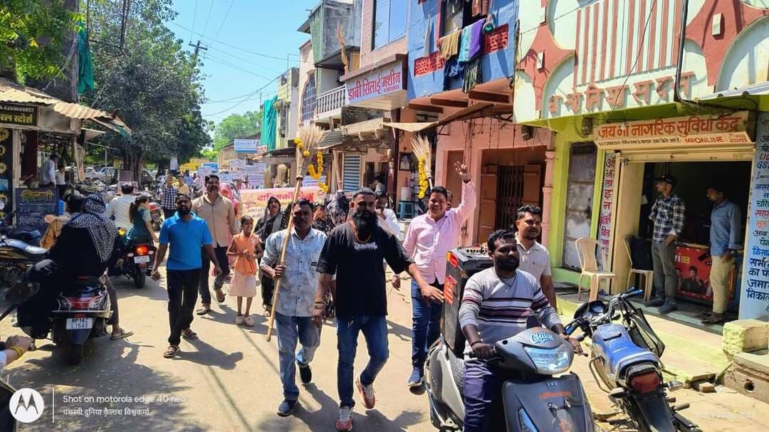 अपनी मांगों को लेकर शामगढ़ के सफाईकर्मी उतरे सड़कों पर नगर परिषद ज्ञापन देने जा रहे हैं