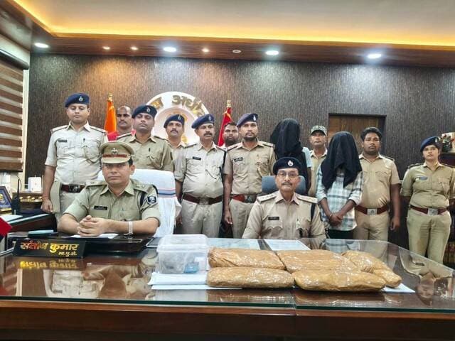 किशनगंज में नशे के कारोबार पर बड़ा प्रहार, 82 लाख का मादक पदार्थ जब्त। 408 ग्राम स्मैक और 3.888 किलो गांजा बरामद
#NewsUpdate #kishanganj #viralphoto #foryouシ #BiharPolice #KishanganjPolice