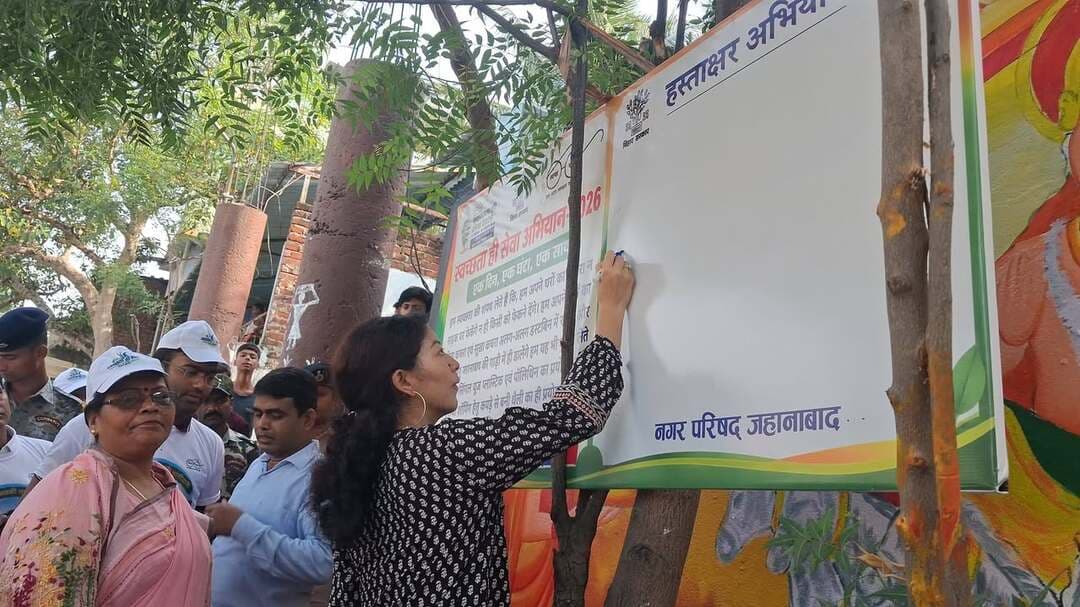 छठ से पहले संगम घाट को चमकाने की पहल, डीएम ने श्रमदान कर दिया स्वच्छता का संदेश
जहानाबाद : छठ पूजा को लेकर संगम घाट को स्वच्छ, सुंदर और सुरक्षित बनाने की कवायद शुरू कर दी गई है। सोमवार को नगर परिषद जहानाबाद एवं जिला गंगा समिति, नमामि गंगे के संयुक्त तत्वावधान में ‘स्वच्छता ही सेवा’ अभियान के तहत ‘एक दिन, एक घंटा, एक साथ’ थीम पर स्वच्छता श्रमदान कार्यक्रम आयोजित किया गया। जिला पदाधिकारी के नेतृत्व में अधिकारियों, जनप्रतिनिधियों और स्वच्छता कर्मियों ने घाट एवं आसपास के क्षेत्र की सफाई की।
छठ पूजा के मद्देनजर घाट के सौंदर्यीकरण पर भी विशेष ध्यान दिया जा रहा है। संगम घाट की दीवारों और सीढ़ियों पर छठ पूजा की थीम पर आकर्षक पेंटिंग और जनजागरूकता संदेश उकेरे जा रहे हैं। जिला पदाधिकारी ने स्वयं पेंटिंग में रंग भरकर जनभागीदारी का संदेश दिया और कार्य में जुटे कर्मियों का उत्साह बढ़ाया।
डीएम ने कहा कि स्वच्छता केवल सफाई कर्मियों की जिम्मेदारी नहीं, बल्कि प्रत्येक नागरिक की सामूहिक जिम्मेदारी है। उन्होंने लोगों से सार्वजनिक और धार्मिक स्थलों को स्वच्छ रखने तथा कूड़ा निर्धारित स्थान पर डालने की अपील की। छठ के दौरान श्रद्धालुओं की सुविधा और सुरक्षा को ध्यान में रखते हुए घाट पर बेहतर व्यवस्था सुनिश्चित करने पर भी जोर दिया।
श्रमदान के बाद डीएम समेत जनप्रतिनिधियों, पदाधिकारियों और स्वच्छता कर्मियों ने हस्ताक्षर कर जनभागीदारी का संदेश दिया। जिला गंगा समिति और नगर परिषद ने लोगों से नदी एवं घाट को प्रदूषित नहीं करने और स्वच्छता अभियान में सहयोग देने की अपील की।
कार्यक्रम में डीडीसी आदित्य कुमार पीयूष, अपर समाहर्ता तेज नारायण राय, एसडीओ राजीव रंजन सिन्हा, सभापति रूपा देवी, जिला गंगा समिति के परियोजना पदाधिकारी अमित कुमार, नगर परिषद के कार्यपालक पदाधिकारी गोपाल कुमार सहित अन्य पदाधिकारी, वार्ड पार्षद और स्वच्छता कर्मी मौजूद रहे।