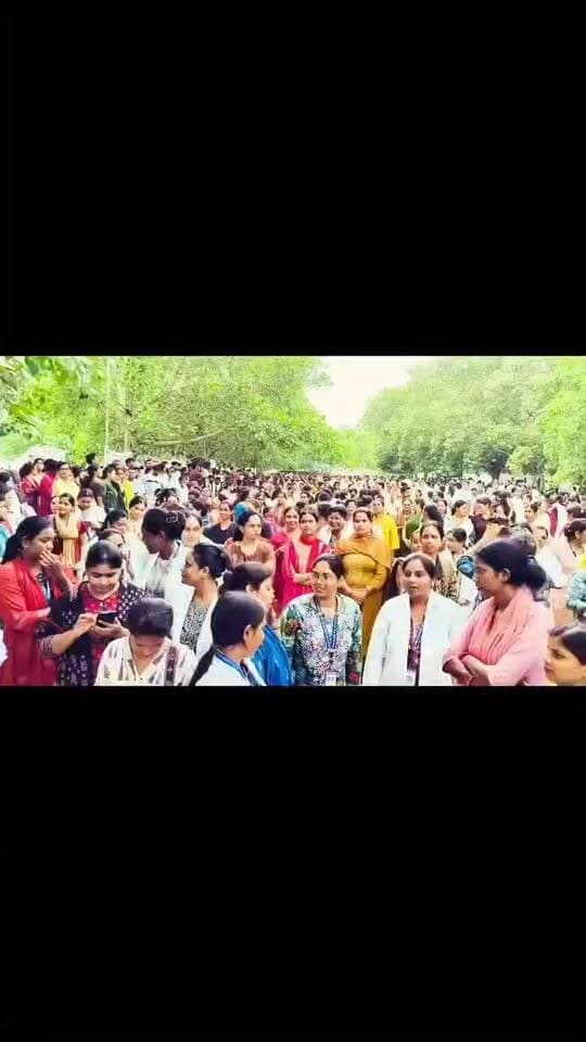 फिरोजाबाद से लखनऊ इको गार्डन पहुंचे CHO का उमड़ा जनसैलाब
फिरोजाबाद से साथी द्वारा भेजी गई वीडियो के अनुसार उत्तर प्रदेश से हजारों CHO अपनी मांगों को लेकर इको गार्डन लखनऊ पहुंचे मची हलचल
#CHOProtest #EcoGardenLucknow #DDMNEWS