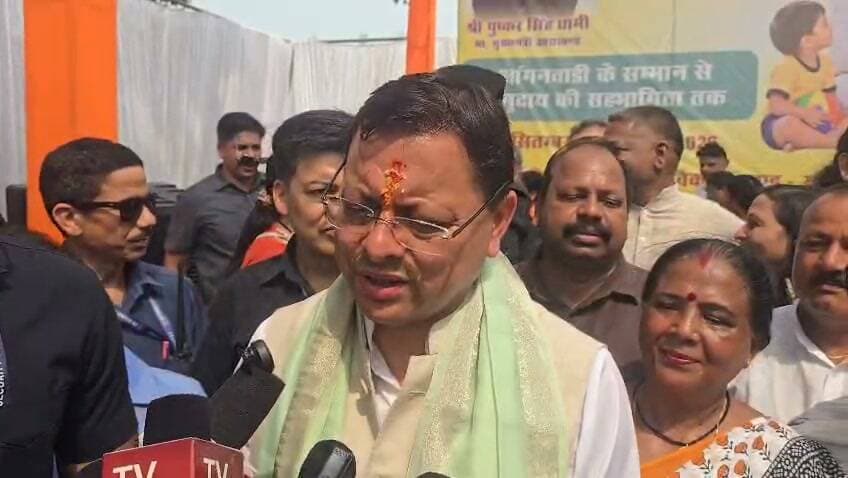 -खटीमा में ‘आंगन मिलन’ में पहुंचे CM धामी, बच्चों को खिलाया खाना और गर्भवती महिलाओं को बांटी पोषण किट।
खटीमा में मुख्यमंत्री पुष्कर सिंह धामी ने ‘आंगन मिलन’ कार्यक्रम में शिरकत की। गोसीकुआ भुड़ाई स्थित आंगनबाड़ी केंद्र में मुख्यमंत्री का फूलमालाओं, पुष्पवर्षा और लोकनृत्य के साथ भव्य स्वागत किया गया। इस दौरान सीएम धामी ने बच्चों से संवाद किया, उन्हें अपने हाथों से भोजन परोसा और उनके साथ समय बिताया।मुख्यमंत्री पुष्कर सिंह धामी ने आंगनबाड़ी केंद्र में आयोजित कार्यक्रम के दौरान गर्भवती महिलाओं की गोदभराई रस्म में हिस्सा लिया और उन्हें पौष्टिक आहार की किट वितरित की। इसके साथ ही 10 लाभार्थियों को महालक्ष्मी किट और पांच बच्चों का अन्नप्राशन संस्कार कराया।
मुख्यमंत्री ने उत्कृष्ट कार्य करने वाली 9 आंगनबाड़ी और 2 आशा कार्यकर्ताओं को सम्मानित किया और पौधरोपण भी किया।सीएम धामी ने कहा कि ‘आंगन मिलन’ का उद्देश्य सेवा, स्नेह और संवाद को हर घर तक पहुंचाना है। उन्होंने कहा कि आंगनबाड़ी केंद्र सिर्फ पोषण देने के स्थान नहीं, बल्कि बच्चों के स्वस्थ भविष्य, संस्कार और सर्वांगीण विकास की नींव तैयार करने वाले केंद्र हैं।मुख्यमंत्री ने कहा कि माताओं और बच्चों का स्वास्थ्य एवं पोषण सरकार की सर्वोच्च प्राथमिकताओं में है। महालक्ष्मी किट, पोषण योजनाओं और मुख्यमंत्री महिला पोषण योजना सहित कई योजनाओं के जरिए महिलाओं और बच्चों को लाभ दिया जा रहा है।मुख्यमंत्री ने कहा कि सरकार, समाज और परिवार मिलकर बच्चों के स्वास्थ्य और पोषण की जिम्मेदारी निभाएं तो स्वस्थ और सशक्त उत्तराखंड की नींव और मजबूत होगी। उन्होंने दोहराया कि सरकार का विकल्परहित संकल्प है—कोई भी बच्चा कुपोषित न रहे।,पुष्कर सिंह धामी मुख्यमंत्री उत्तराखंड