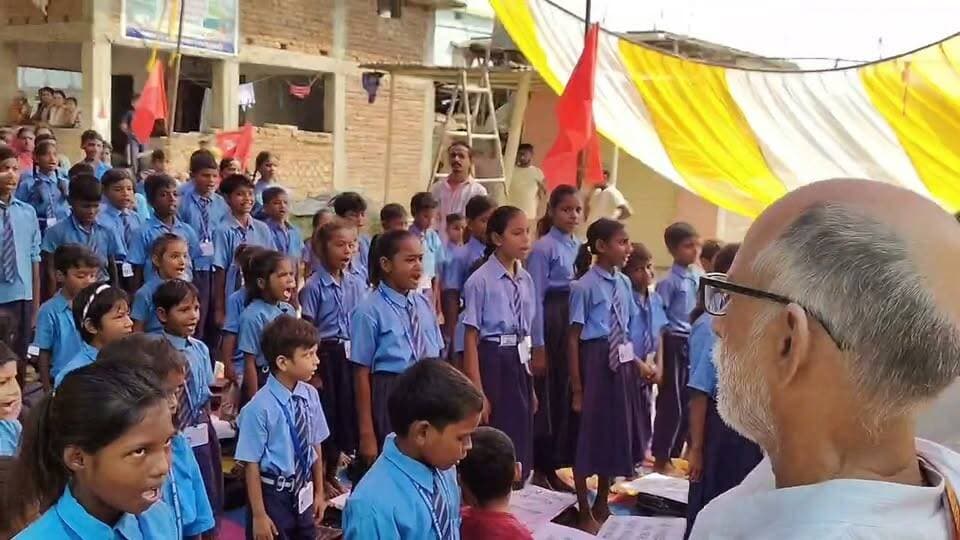भोजपुर में मुफसिल थानां क्षेत्र के श्रीनगर गांव में जर्जर विद्यालय व मूलभूत सुविधा को लेकर माले द्वारा मुख्य सड़क पर 6 घण्टे चला स्कूल गाड़ियों की लगी लम्बी कतार