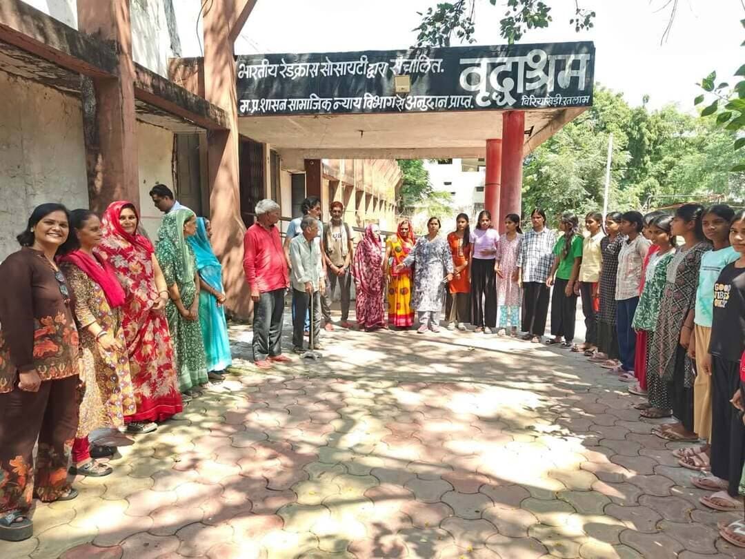 सेवा संकल्प अभियान अंतर्गत वृद्धाश्रम एवं अपना घर आश्रम में सेवा गतिविधियों का हुआ आयोजन
सेवा संकल्प अभियान 2026 के अंतर्गत “सेवा मेरा सहयोग अभियान” के तहत 4 अक्टूबर को रतलाम स्थित वृद्धाश्रम, बिरियाखेड़ी एवं अपना घर प्रभु जी आश्रम, सागोद रोड, रतलाम में सेवा गतिविधियां आयोजित की गईं। इस दौरान मध्यप्रदेश जन अभियान परिषद के सीएमसीएलडीपी पाठ्यक्रम से जुड़े छात्र-छात्राओं द्वारा दोनों संस्थानों में संचालित सेवा एवं पुनर्वास गतिविधियों का अवलोकन किया गया तथा सेवा कार्यों में सहभागिता की गई।
वृद्धाश्रम में वरिष्ठजनों से आत्मीय संवाद कर उनके अनुभव एवं जीवन की स्मृतियों को साझा किया गया तथा उनके साथ समय व्यतीत किया गया। इस दौरान भोजन एवं फल वितरण, स्वास्थ्य परीक्षण, मनोरंजन एवं सांस्कृतिक गतिविधियों के साथ स्वच्छता संबंधी गतिविधियां भी आयोजित की गईं। स्वास्थ्य विभाग एवं आयुष विभाग के सहयोग से वरिष्ठजनों का स्वास्थ्य परीक्षण किया गया।
#jansampark #ratlam
#MadhyaPradesh