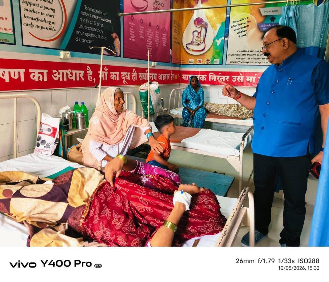 👉 #सीएमओ ने किया औचक निरीक्षण, एक्स-रे टेक्नीशियन मिलीं अनुपस्थित, सफाई व्यवस्था को लेकर भी जताई नाराजगी
--#दीवार पर पान की पीक मिलने पर जताई नाराजगी, साफ-सफाई के दिए निर्देश
शाहजहांपुर। सीएमओ डॉ. विवेक कुमार मिश्रा ने सोमवार को सीएचसी निगोही और तिलहर का औचक निरीक्षण किया। निगोही में प्रसव कक्ष की दीवार पर पान की पीक मिलने पर उन्होंने नाराजगी जताई और साफ-सफाई के निर्देश दिए। सीएचसी परिसर की सफाई व्यवस्था पर भी असंतोष जताते हुए सुधार न होने पर कार्रवाई की चेतावनी दी। इसके बाद तिलहर सीएचसी के निरीक्षण में एक्स-रे टेक्नीशियन अनुपस्थित मिलीं, जिस पर स्पष्टीकरण तलब किया गया। सीएमओ ने औषधि स्टोर का निरीक्षण कर दवाओं की पर्याप्त व्यवस्था बनाए रखने के निर्देश दिए। दोनों अस्पतालों में स्टाफ को एप्रेन में रहने और मरीजों व तीमारदारों से अच्छा व्यवहार करने के निर्देश दिए।