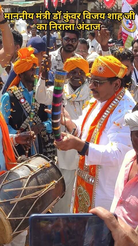 वीरांगना रानी दुर्गावती जी की जयंती पर भव्य शोभायात्रा 🇮🇳🌿
लोकनृत्य, ढोल-नगाड़ों और जनजातीय संस्कृति से सजी इस यात्रा ने वीरांगना की गौरवगाथा को जीवंत कर दिया। 🙏✨
#रानीदुर्गावती #रानीदुर्गावतीजयंती #शोभायात्रा #जनजातीयगौरव #मध्यप्रदेश
