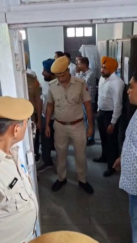 श्रीगंगानगर (राजस्थान) में राजस्थान सिख धर्म प्रचार कमेटी के अध्यक्ष और सामाजिक कार्यकर्ता तेजिंदर पाल सिंह टिम्मा की गिरफ्तारी और कोर्ट में पेशी के दौरान दिया गया यह बयान स्थानीय स्तर पर चर्चा का विषय बना हुआ है।
मामले से जुड़े मुख्य बिंदु इस प्रकार है
* गिरफ्तारी और पेशी: कोतवाली पुलिस ने इमीग्रेशन सेंटर संचालक से जुड़े एक मामले/पुराने मुकदमे के सिलसिले में तेजिंदर पाल टिम्मा को हिरासत में लेकर गिरफ्तार किया और रिमांड के लिए अदालत में पेश किया।
* टिम्मा का आरोप: कोर्ट परिसर में पेशी के दौरान टिम्मा ने मीडिया व समर्थकों के सामने आरोप लगाया कि सादुलशहर से भाजपा विधायक गुरवीर सिंह बराड़ और स्वामी ब्रह्मदेव ने राजनीतिक प्रभाव व मिलीभगत के तहत उनके खिलाफ यह कार्रवाई (गेम) करवाई है।
* पुराना विवाद: स्वामी ब्रह्मदेव, स्थानीय नेताओं और तेजिंदर पाल टिम्मा के बीच विभिन्न सामाजिक व धार्मिक मुद्दों को लेकर पहले भी टकराव और बयानबाजी के मामले सामने आते रहे हैं।
* समर्थकों का विरोध: टिम्मा की गिरफ्तारी के बाद उनके समर्थकों और विभिन्न सिख जत्थेबंदियों ने इसे बदले की भावना से की गई कार्रवाई बताते हुए विरोध प्रदर्शन और धरने की चेतावनी दी है।