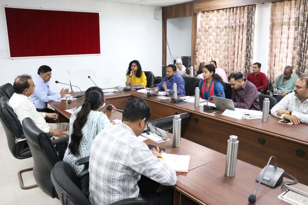एडीएम एवं जिपं सीईओ ने की सेवा_ज्योति _कलश यात्रा तैयारियों की समीक्षा
सभी अधिकारियों को दिये आवश्यक निर्देश
जिला पंचायत सीईओ श्री बीएस सोलंकी एवं अपर कलेक्टर डॉ. शालिनी श्रीवास्तव ने सोमवार को कलेक्टोरेट सभाकक्ष आगर में जिलाधिकारियों की बैठक में जिले में 07 अक्टूबर को आयोजित होने वाली 'सेवा ज्योति' कलश यात्राओं की तैयारियों की विस्तार से समीक्षा की और संबंधित एसडीएम व जनपद सीईओ तथा सीएमओ आगर को इन यात्राओं के सफल आयोजन के लिये सभी आवश्यक तैयारियां समय-सीमा में पूरी करने के निर्देश दिए।
जिला पंचायत सीईओ ने सभी जिलाधिकारियों को इस यात्रा में स्वयं शामिल होने तथा अधिकाधिक आमजनों की सहभागिता सुनिश्चित करने के निर्देश दिए। बैठक में जिपं सीईओ तथा एडीएम ने जिला मुख्यालय आगर पर 9 अक्टूबर को नवीन कृषि उपज मंडी प्रांगण में प्रस्तावित जिला स्तरीय बलराम कृषि महोत्सव की तैयारिेयों की भी समीक्षा की। उन्होंने सभी जिला अधिकारियों को इस महोत्सव आयोजन के लिये सौंपे गए दायित्वों का समय-सीमा में निर्वहन करने के निर्देश दिए। जिपं सीईओ ने विभिन्न विभागों को बलराम कृषि महोत्सव स्थल पर विभागीय योजनाओंऔर उपलब्धियों पर आधारित प्रदर्शनियां भी लगाने के निर्देश दिए।
▶️आयोगों से प्राप्त पत्रों पर प्रतिवेदन प्रस्तुत करें- एडीएम
इस बैठक में अपर कलेक्टर डॉ. शालिनी श्रीवास्तव ने सभी विभागों के जिलाधिकारियों विशेषकर राजस्व अधिकारियों को सीएम हेल्पलाईन में दर्ज शिकायतों का निराकरण प्राथमिकता से करने और सभी विभागों को सीएम हेल्पलाईन संतुष्टीपूर्वक निराकृत कर अपने विभाग की रेंक सुधारने के निर्देश दिए। उन्होंने मध्यप्रदेश मानव अधिकार आयोग, राज्य अनुसूचित जाति-जनजाति आयोग एवं अन्य आयोगों से प्राप्त पत्रों पर सकारात्मक कार्यवाही कर 7 दिवस में प्रतिवेदन अनिवार्य रूप से प्रस्तुत करने के निर्देश दिए। एडीएम ने पीएम राहत योजना एवं राहवीर योजना के तहत् प्राप्त आवेदनों, प्रकरणों का सर्वोच्च प्राथमिकता से निराकरण करने के निर्देश भी अधिकारियों को दिए।
CM Madhya Pradesh
Jansampark Madhya Pradesh
General Administration Department, MP
Ujjain Commissioner
#agarmalwa
#आगरमालवा
