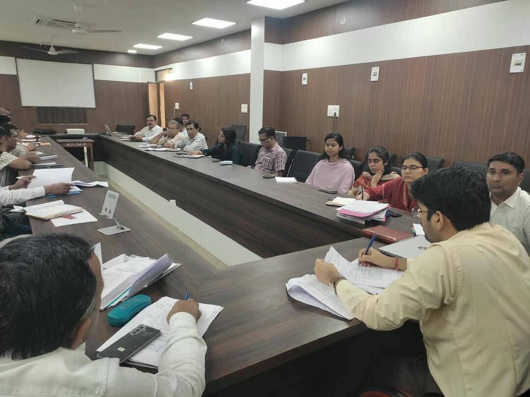 *पंचायती राज आम चुनाव-2026*
*पंचायती राज आम चुनाव को सुचारू रूप से संपन्न कराने के लिए जिला निर्वाचन अधिकारी ने ली आरओ व एआरओ की बैठक*
*चुनाव कार्यों के सुचारू संचालन के लिए दिए आवश्यक निर्देश*
डीडवाना-कुचामन, 05 अक्टूबर । जिला निर्वाचन अधिकारी (पंचायत) अवधेश मीना की अध्यक्षता में सोमवार को उपखंड अधिकारी कार्यालय के सभागार में आगामी पंचायती राज आम चुनाव-2026 के संबंध में जिले के सभी रिटर्निंग व सहायक रिटर्निंग अधिकारियों (आरओ व एआरओ) के कार्यों एवं तैयारियों की समीक्षा को लेकर बैठक आयोजित की गई। बैठक में जिला निर्वाचन अधिकारी ने निर्वाचन प्रक्रिया से जुड़े विभिन्न कार्यों की प्रगति पर चर्चा करते हुए संबंधित अधिकारियों को आवश्यक दिशा-निर्देश दिए।
बैठक में जिला निर्वाचन अधिकारी ने सभी आरओ व एआरओ को निर्देश दिए कि निर्वाचन आयोग के दिशा-निर्देशों की पालना सुनिश्चित करते हुए सौंपे गए दायित्वों का समयबद्ध एवं प्रभावी रूप से निर्वहन किया जाए। निर्वाचन कार्य में किसी प्रकार की लापरवाही नहीं बरती जाए।
उन्होंने सभी रिटर्निंग अधिकारियों के साथ निर्वाचन प्रक्रिया के तहत मतदाता सूचियों के अद्यतन एवं पुनरीक्षण, मतदान केन्द्रों की व्यवस्थाओं, मतदान दलों के गठन एवं प्रशिक्षण, निर्वाचन सामग्री, ईवीएम, कानून-व्यवस्था, परिवहन, कार्मिक व्यवस्था, मतदाता जागरूकता, सूचना प्रौद्योगिकी, नियंत्रण कक्ष तथा निर्वाचन संबंधी अन्य व्यवस्थाओं की समीक्षा की।
जिला निर्वाचन अधिकारी ने निर्देश दिए कि मतदान केन्द्रों पर आवश्यक मूलभूत सुविधाएं सुनिश्चित की जाएं तथा निर्वाचन से संबंधित व्यवस्थाओं की नियमित समीक्षा की जाए। साथ ही मतदान प्रक्रिया में अधिक से अधिक मतदाताओं की सहभागिता सुनिश्चित करने के लिए मतदाता जागरूकता गतिविधियों को प्रभावी रूप से संचालित करने पर जोर दिया गया।
बैठक में संबंधित रिटर्निंग व सहायक रिटर्निंग अधिकारियों को अपने-अपने दायित्वों के अनुरूप कार्य योजना तैयार कर समयबद्ध रूप से कार्य पूर्ण करने तथा निर्वाचन संबंधी सूचनाओं एवं रिपोर्टों का नियमित संधारण करने के निर्देश दिए गए।
इस दौरान उप जिला निर्वाचन अधिकारी रतन कुमार सहित जिले के सभी रिटर्निंग व सहायक रिटर्निंग अधिकारी व अन्य संबंधित प्रकोष्ठ प्रभारी अधिकारी उपस्थित रहे।