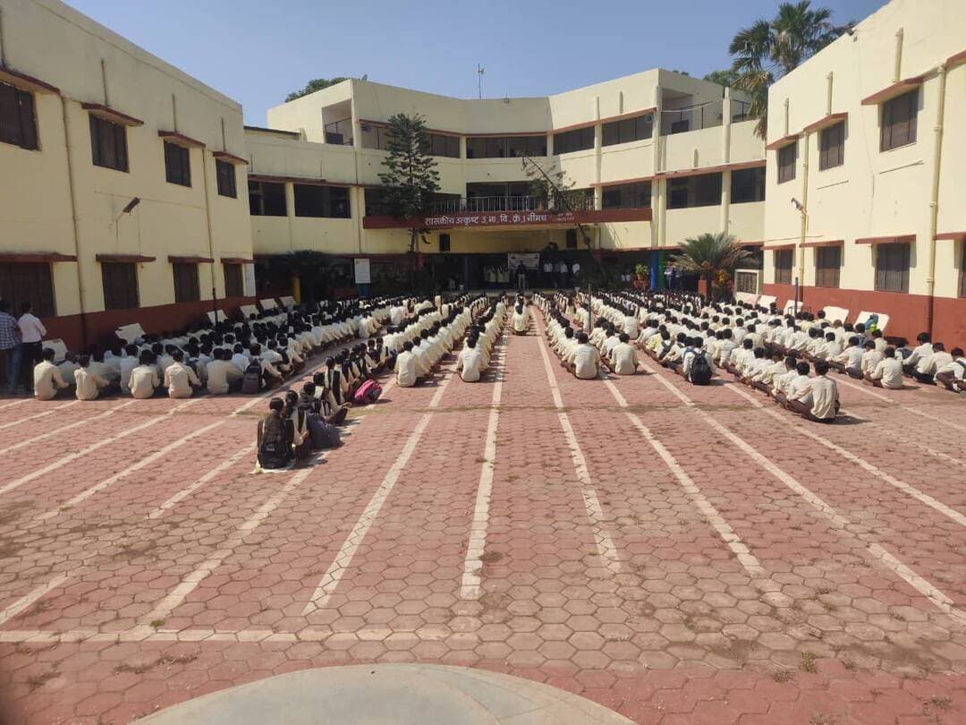 #सेवा_संकल्प_अभियान के तहत विद्यार्थियों ने किया योग एवं ध्यान का अभ्यास
आयुष विभाग ने विद्यार्थियों को योग के शारीरिक, मानसिक एवं आध्यात्मिक महत्व से कराया परिचित
सेवा संकल्प अभियान के अंतर्गत मध्यप्रदेश शासन आयुष विभाग, जिला नीमच द्वारा शासकीय उत्कृष्ट उच्चतर माध्यमिक विद्यालय, नीमच में योग एवं ध्यान सत्र आयोजित किया गया। शिविर में करीब 700 विद्यार्थियों एवं 40 विद्यालय स्टाफ सदस्यों ने सहभागिता की।
सत्र में विद्यार्थियों को विभिन्न योगासनों एवं ध्यान का अभ्यास कराया गया तथा योग के शारीरिक, मानसिक एवं आध्यात्मिक महत्व की जानकारी दी गई। विद्यार्थियों को अष्टांग योग के आठ अंग—यम, नियम, आसन, प्राणायाम, प्रत्याहार, धारणा, ध्यान एवं समाधि—से अवगत कराया गया। साथ ही नियमित योगाभ्यास से एकाग्रता, आत्मनियंत्रण, मानसिक संतुलन एवं सकारात्मक सोच विकसित होने की जानकारी दी गई।
आयुर्वेद के सिद्धांत “स्वस्थस्य स्वास्थ्यरक्षणं, आतुरस्य विकारप्रशमनं च” के संदर्भ में स्वस्थ जीवनशैली में योग की उपयोगिता पर प्रकाश डाला गया और विद्यार्थियों को योग को दैनिक जीवन का हिस्सा बनाने का संदेश दिया गया।
इस अवसर पर जिला आयुष अधिकारी डॉ. आशीष बोरना, डॉ. राहुल जायसवाल, श्री हरिश दास बैरागी, श्री विनीत सोनी, श्री आनंद शर्मा, विद्यालय के प्राचार्य श्री अरविन्द कुमार शर्मा सहित शिक्षकगण उपस्थित रहे।
CM Madhya Pradesh
Jansampark Madhya Pradesh
Department of Ayush, Madhya Pradesh
Department of Higher Education, Madhya Pradesh
#Neemuch #नीमच