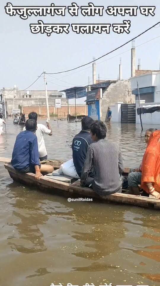 लखनऊ: नदी नहीं, यह फैजुल्लागंज है! भीषण जलभराव से पलायन को मजबूर हुए लोग
राजधानी लखनऊ के फैजुल्लागंज इलाके में जलभराव के कारण स्थिति बेहद भयावह हो चुकी है। लगातार बढ़ते जलस्तर ने सड़कों और गलियों को नदी में तब्दील कर दिया है, जिससे क्षेत्र का जनजीवन पूरी तरह अस्त-व्यस्त हो गया है।
घरों में ताला लगाकर पलायन को मजबूर लोग
फैजुल्लागंज में पानी का भराव इतना बढ़ गया है कि लोगों के घरों के भीतर तक जलस्तर पहुँच चुका है। हालात इतने बिगड़ चुके हैं कि स्थानीय निवासियों को अपने घरों पर ताले लगाकर सुरक्षित स्थानों की ओर पलायन करना पड़ रहा है। कई परिवारों के सामने अपना घर-बार छोड़कर सुरक्षित ठिकानों की तलाश करने की मजबूरी आन खड़ी हुई है।
नावों के सहारे आवाजाही
क्षेत्र में आवागमन के तमाम रास्ते बंद होने की वजह से लोग नावों का सहारा लेकर सुरक्षित स्थानों पर जाने को मजबूर हैं। जलभराव से उत्पन्न संकट के कारण स्थानीय निवासियों में डर और नाराजगी का माहौल है।
प्रशासनिक दावों की खुली पोल
स्थानीय लोगों का कहना है कि जलभराव की समस्या लगातार गंभीर होती जा रही है, लेकिन कोई ठोस समाधान नजर नहीं आ रहा है। बाढ़ जैसे इन हालातों ने जिम्मेदार महकमों के निकासी दावों की कलई खोलकर रख दी है।
