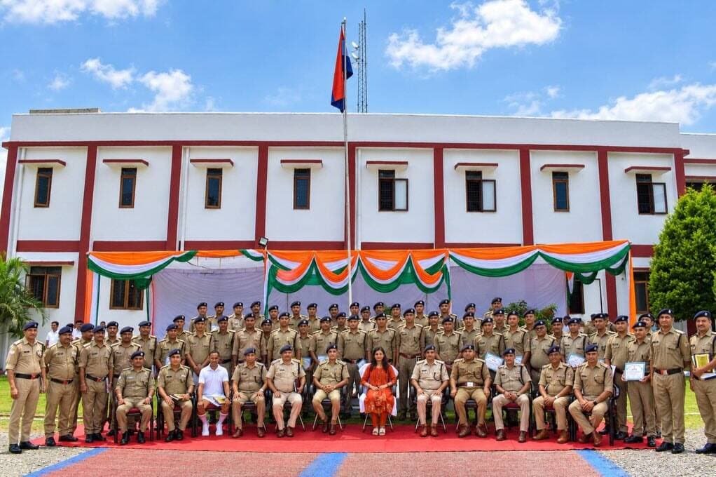 🚒 पदोन्नति प्रशिक्षण पाठ्यक्रम का सफल समापन 🚒
पुलिस संचार प्रशिक्षण केन्द्र, सहस्रधारा रोड, देहरादून में अग्निशमन एवं आपात सेवा के 06 अग्निशमन द्वितीय अधिकारी (FSSO) एवं 40 लीडिंग फायरमैन सहित 46 प्रशिक्षणार्थियों के पदोन्नति प्रशिक्षण पाठ्यक्रम का समापन एवं प्रमाण-पत्र वितरण समारोह आयोजित किया गया।
समारोह में वरिष्ठ पुलिस अधीक्षक, अग्निशमन एवं आपात सेवा, पुलिस अधीक्षक, संचार प्रशिक्षण केन्द्र, उपनिदेशक (तकनीकी), मुख्य अग्निशमन अधिकारी, देहरादून एवं प्रशिक्षण केन्द्र के अधिकारी व स्टाफ उपस्थित रहे।
प्रशिक्षणार्थियों को प्रमाण-पत्र प्रदान किए गए तथा उत्कृष्ट प्रदर्शन करने वालों को Best Cadet एवं Best Discipline से सम्मानित किया गया। अधिकारियों द्वारा प्रशिक्षणार्थियों को बढ़ी हुई जिम्मेदारियों का कुशलतापूर्वक निर्वहन करने, नेतृत्व क्षमता एवं अनुशासन के साथ कार्य करने हेतु प्रेरित किया गया।
🔥 दक्षता, अनुशासन और नेतृत्व के साथ बेहतर आपात सेवा की ओर एक कदम। 🚒
#uttarakhandfireservice
#firefighter
#training
#uttarakhand