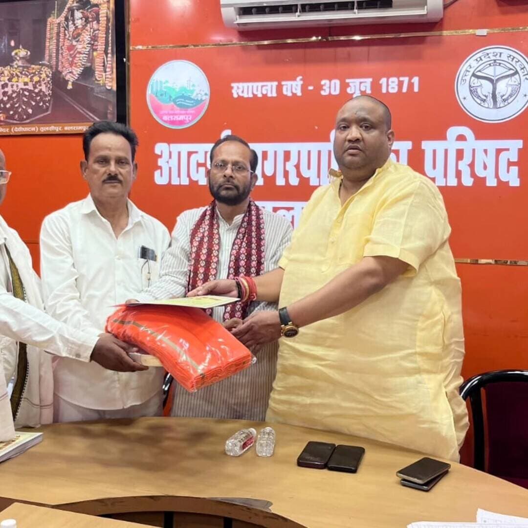 #Balrampur ! नगर पालिका अध्यक्ष ने दुर्गा पूजा समितियों का किया सम्मान, ₹2,500 सहायता राशि व आधुनिक पूजा थाली की भेंट...
#बलरामपुर। आगामी नवरात्रि, दुर्गा पूजा, श्रीरामलीला व दशहरा पर्व को सकुशल व भव्य रूप से संपन्न कराने के उद्देश्य से सोमवार को एम.एल.के. पी.जी. कॉलेज सभागार में एक विशेष बैठक आयोजित की गई। आदर्श नगर पालिका परिषद बलरामपुर के अध्यक्ष डॉ. धीरेन्द्र प्रताप सिंह 'धीरू' की अध्यक्षता में आयोजित इस बैठक में नगर की विभिन्न पूजा व रामलीला समितियों के पदाधिकारियों का सम्मान किया गया।
नगर पालिका अध्यक्ष डॉ. धीरू ने 200 से अधिक दुर्गा पूजा समितियों को ₹2,500-₹2,500 की सहयोग राशि, आधुनिक पूजा थाली व अंगवस्त्र भेंटकर सम्मानित किया। वहीं शेष 31 समितियों को पालिका सभागार में अध्यक्ष व अन्य अतिथियों द्वारा सहयोग राशि व सम्मान सामग्री वितरित की गई।
डॉ. धीरू ने कहा कि धार्मिक पर्व हमारी सांस्कृतिक धरोहर हैं और इन्हें सौहार्दपूर्ण माहौल में मनाना हम सभी की सामूहिक जिम्मेदारी है। उन्होंने आश्वासन दिया कि त्योहारों के दौरान पूजा पंडालों व रामलीला स्थलों के आसपास साफ-सफाई, शुद्ध पेयजल, प्रकाश व्यवस्था और जल निकासी के पुख्ता इंतजाम रहेंगे।
बैठक में रामलीला व पूजा कमेटियों के अध्यक्ष, महामंत्री और नगर पालिका के अधिकारी-कर्मचारी मौजूद रहे। सभी समितियों ने नगर पालिका अध्यक्ष की इस पहल और सहयोग के लिए आभार जताया।