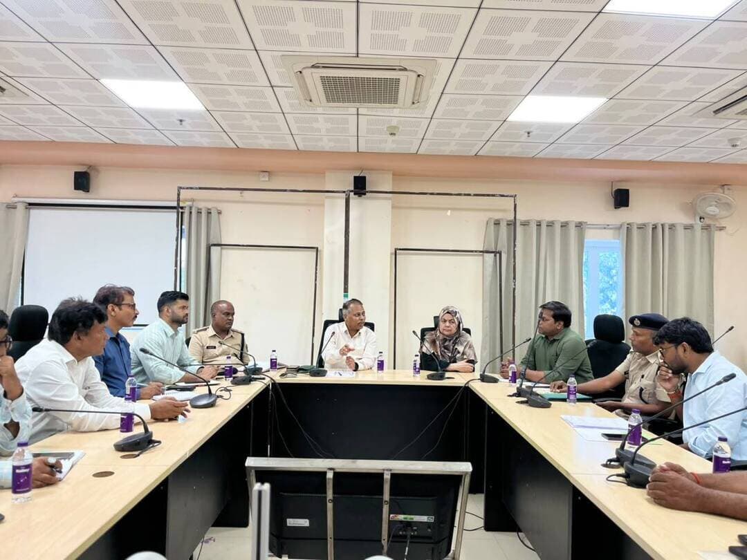 बिहारशरीफ नगर निगम क्षेत्र में यातायात व्यवस्था को सुदृढ़ एवं सुगम बनाने, समुचित स्थलों पर पार्किंग की व्यवस्था हेतु स्थल चिन्हित करने तथा वेंडिंग जोन के निर्माण से संबंधित विषयों पर विचार-विमर्श हेतु आज दिनांक 05/10/2026 को श्रीमती आईशा शाहीन, माननीया उपमहापौर, बिहारशरीफ एवं श्री कृत्यानंद रंजन, नगर आयुक्त, बिहारशरीफ की संयुक्त अध्यक्षता में बिहारशरीफ स्मार्ट सिटी के सभागार में बैठक आयोजित की गई।
उक्त बैठक में श्री शम्स रज़ा, उप नगर आयुक्त; श्री संजय कुमार आजाद, सदस्य, सशक्त स्थायी समिति; जिला परिवहन पदाधिकारी, नालन्दा; पुलिस उपाधीक्षक (यातायात), नालन्दा; अपर जिला परिवहन पदाधिकारी, नालन्दा; श्री मन्ना यादव, माननीय वार्ड पार्षद-सह-अध्यक्ष, नालन्दा जिला टेम्पो चालक संघ, बिहारशरीफ; नालन्दा चैंबर ऑफ कॉमर्स एंड इंडस्ट्रीज के अध्यक्ष; श्री साकेश कुमार एवं श्री त्रिपुरारी शरण संजय, नगर प्रबंधक तथा अमीन सहित संबंधित पदाधिकारी एवं प्रतिनिधि उपस्थित रहे।
बैठक में शहर की यातायात व्यवस्था को बेहतर बनाने, व्यवस्थित पार्किंग सुनिश्चित करने एवं वेंडिंग जोन के सुव्यवस्थित विकास को लेकर आवश्यक सुझावों एवं प्रस्तावों पर विस्तृत चर्चा की गई।
Samrat Choudhary
CMO Bihar
Information & Public Relations Department, Government of Bihar
Bihar Sharif Nagar Nigam