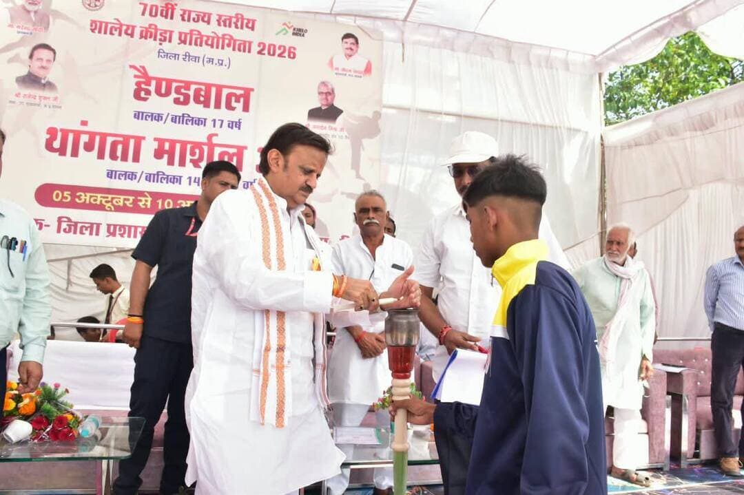 उप मुख्यमंत्री श्री राजेंद्र शुक्ल ने किया 70वीं राज्य स्तरीय शालेय खेल प्रतियोगिता का शुभारंभ.
दस संभाग तथा ट्राईबल विभाग के खिलाड़ियों ने किया आकर्षक मार्चपास्ट प्रस्तुत.
प्रतियोगिता खिलाड़ियों को अपनी प्रतिभा दिखाने का देती है अवसर - उप मुख्यमंत्री
__________________________________________
उप मुख्यमंत्री श्री राजेन्द्र शुक्ल ने मार्तण्ड उत्कृष्ट विद्यालय क्रमांक एक के मैदान में राज्य स्तरीय शालेय खेल प्रतियोगिता का शुभारंभ किया। उप मुख्यमंत्री ने खेलों में सद्भावना के प्रतीक मशाल को जलाकर तथा प्रतियोगिता के ध्वज को फहराकर इसका शुभारंभ किया। समारोह में 10 संभागों तथा ट्राईबल विभाग के खिलाड़ियों ने आकर्षक मार्चपास्ट प्रस्तुत किया। समारोह में उप मुख्यमंत्री ने कहा कि खेल हमें अनुशासन और स्वस्थ प्रतिस्पर्धा की सीख देते हैं। खेलों में हारने वाला भी जीतने वाले को गले लगाकर बधाई देता है। हर खिलाड़ी प्रतियोगिता को जीतने का प्रयास करता है। प्रतियोगिता खिलाड़ियों को अपनी प्रतिभा दिखाने का अवसर देती है। रीवा में 70वीं शालेय खेल प्रतियोगिता का आयोजन हम सबके लिए गौरव का क्षण है। प्रदेश भर से आए खिलाड़ियों का पूरा सत्कार करने के साथ हम व्हाइट टाइगर सफारी और पुरवाफाल का भ्रमण भी कराएंगे।
उप मुख्यमंत्री ने कहा कि इस प्रतियोगिता में हैण्डबाल और थांगता मार्शल आर्ट की प्रतियोगिताएं होंगी। रीवा में खेलों को बढ़ावा देने के लिए विकसित स्पोर्ट्स काम्पलेक्स का निर्माण किया गया है। हैण्डबाल प्रतियोगिताओं का आयोजन ग्राम अगडाल के खेल परिसर में किया जाएगा। हैण्डबाल के लिए अपना जीवन समर्पित करने वाले स्वर्गीय रामबिहारी मिश्र जी को नमन करने के लिए अगडाल में हैण्डबाल की प्रतियोगिता होगी। यह अगडाल वासियों के लिए भी गौरव का क्षण है। उप मुख्यमंत्री ने खेलों के सफल आयोजन के लिए शुभकामनाएं दीं। समारोह में राष्ट्रीय खिलाड़ी श्री विवेक गौतम ने खिलाड़ियों को खेल भावना की शपथ दिलाई। जिला शिक्षा अधिकारी पीएल मिश्रा ने स्वागत उद्बोधन में खेल प्रतियोगिता के लिए किए गए प्रबंधों की जानकारी दी। समारोह में श्रीमती हेमलता सिंह, जिला पंचायत सदस्य श्री योगेन्द्र सिंह, श्री गौरव पाण्डेय, सहायक संचालक राजेश मिश्रा, जिला समन्वयक शिक्षा मिशन राजेश तिवारी, प्राचार्य सांदीपनि विद्यालय रायपुर कर्चुलियान, वरूणेन्द्र सिंह तथा बड़ी संख्या में खिलाड़ी उपस्थित रहे।
CM Madhya Pradesh Dr Mohan Yadav Department of School Education, Madhya Pradesh Department of Sports & Youth Welfare, Madhya Pradesh Jansampark Madhya Pradesh
#Rewa #रीवा