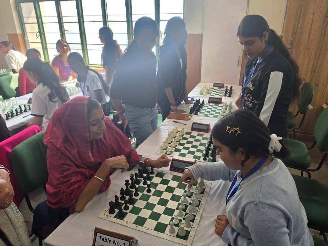 *प्रेस विज्ञप्ति*
*राजकीय महाविद्यालय सलूणी में पहली बार अंतर महाविद्यालय शतरंज प्रतियोगिता का आयोजन - एक ऐतिहासिक उपलब्धि*
*सलूणी (चंबा), 5 अक्टूबर 2026*
राजकीय महाविद्यालय सलूणी में आज हिमाचल प्रदेश विश्वविद्यालय अंतर महाविद्यालय शतरंज चैम्पियनशिप 2026-27 का भव्य शुभारंभ हुआ। *यह महाविद्यालय के इतिहास में पहला अवसर है जब इस स्तर की अंतर महाविद्यालय प्रतियोगिता का आयोजन राजकीय महाविद्यालय सलूणी में किया जा रहा है।*
इस प्रतिष्ठित प्रतियोगिता के उद्घाटन समारोह में *पूर्व शिक्षा मंत्री श्रीमती आशा कुमारी जी* मुख्य अतिथि रहीं।
*प्राचार्य डॉ. मोहिंदर कुमार सलारिया जी* ने अपने स्वागत भाषण में कहा कि महाविद्यालय के अस्तित्व के दो दशकों के जश्न के रूप में इस कार्यक्रम का आयोजन करवाना_"हमारे महाविद्यालय के लिए अत्यंत गौरव और हर्ष का विषय है कि हमें पहली बार HPU अंतर महाविद्यालय टूर्नामेंट की मेजबानी का अवसर प्राप्त हुआ है। यह न केवल हमारे महाविद्यालय के लिए बल्कि पूरे सलूणी क्षेत्र के लिए एक ऐतिहासिक उपलब्धि है। हमें विश्वास है कि इस आयोजन से हमारे छात्र-छात्राओं को उच्च स्तरीय प्रतिस्पर्धा का अनुभव मिलेगा।"_
मुख्य अतिथि श्रीमती आशा कुमारी जी ने कहा कि शतरंज बौद्धिक क्षमता, एकाग्रता एवं रणनीतिक सोच विकसित करने वाला खेल है। और ऐसे दूर दराज के क्षेत्र ऐसे आयोजन करवाना अत्यंत सराहनीय है।
*आयोजन सचिव श्री गुरदेव सिंह* ने बताया कि यह महाविद्यालय के लिए बड़ी उपलब्धि है कि इस प्रतियोगिता में *हिमाचल प्रदेश के 30 से अधिक संस्थानों से 200 से अधिक छात्र-छात्राएं* भाग ले रहे हैं।
- पुरुष वर्ग में 28 टीमें (HPU कैंपस, UIT, HPUDES, HPURC एवं सम्बद्ध महाविद्यालय)
- महिला वर्ग में 18 टीमें
इस चैंपियनशिप की *समग्र संयोजक (Overall Convener) डॉ. जयश्री हैं। समारोह के अंत में श्री दिनेश कुमार* ने सभी अतिथियों, निर्णायक मंडल एवं प्रतिभागियों का आभार व्यक्त करते हुए धन्यवाद प्रस्ताव प्रस्तुत किया।
कार्यक्रम में श्रीमती रेखा ठाकुर, अध्यक्षा जिला परिषद चम्बा, प्रधान ग्राम पंचायत सलूणी श्री मदन शर्मा जी एवं उप प्रधान, भूतपूर्व समिति अध्यक्ष श्री पवन ठाकुर जी, ब्लॉक कांग्रेस कमेटी के अध्यक्ष श्री अमित जी, विभिन्न विभागों के प्रशासनिक अधिकारी मौजूद रहे।
जारीकर्ता
लोक संपर्क अधिकारी