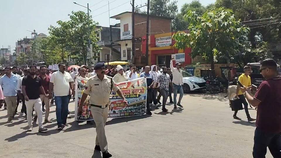 सोनांचल बस स्टैंड के दुकानदारों ने मांगा पुनर्वास, शॉपिंग कॉम्प्लेक्स निर्माण से पहले वैकल्पिक व्यवस्था की मांग
कलेक्टर को सौंपे ज्ञापन में व्यापारियों ने कहा—विकास के विरोधी नहीं, लेकिन वर्षों से रोजी-रोटी चला रहे छोटे दुकानदारों का रोजगार भी सुरक्षित रहे; आकाश सिंह चौहान रिंकू बोले—प्रशासन नहीं सुनेगा तो हजारों लोगों के साथ सड़कों पर उतरेंगे,
सीधी। शहर के सोनांचल बस स्टैंड क्षेत्र में प्रस्तावित शॉपिंग कॉम्प्लेक्स निर्माण को लेकर छोटे व्यापारियों और ठेला-फेरी वालों की आजीविका एवं पुनर्वास का मुद्दा सामने आया है। व्यापारियों ने कलेक्टर सीधी को ज्ञापन सौंपकर मांग की है कि किसी भी निर्माण अथवा विस्थापन की कार्रवाई से पहले प्रभावित छोटे व्यापारियों के लिए उचित वैकल्पिक व्यवस्था और पुनर्वास सुनिश्चित किया जाए।
व्यापारियों का कहना है कि वे सीधी शहर के विकास अथवा प्रस्तावित शॉपिंग कॉम्प्लेक्स के निर्माण के विरोध में नहीं हैं। उनका आग्रह केवल इतना है कि विकास की प्रक्रिया में उन गरीब एवं मेहनतकश परिवारों की आजीविका प्रभावित नहीं होनी चाहिए, जो वर्षों से छोटी दुकान, ठेला अथवा अन्य व्यवसाय के माध्यम से अपने परिवार का पालन-पोषण कर रहे हैं।
सोनांचल बस स्टैंड केवल बसों का स्थान नहीं, स्थानीय बाजार भी
व्यापारियों के अनुसार सोनांचल बस स्टैंड लंबे समय से शहर की आर्थिक एवं सामाजिक गतिविधियों का महत्वपूर्ण केंद्र रहा है। यहां बसों के आवागमन के साथ आसपास के ग्रामीण एवं आदिवासी क्षेत्रों से आने वाले लोगों की दैनिक खरीद-बिक्री तथा छोटे व्यापारियों की आजीविका भी जुड़ी हुई है।
ज्ञापन में कहा गया है कि पश्चिम एवं पूर्व दिशा से आने वाली बसें नए बस स्टैंड की ओर संचालित हो रही हैं, जबकि दक्षिण दिशा तथा आदिवासी अंचलों से आने-जाने वाली बसों एवं यात्रियों की गतिविधियां अभी भी पुराने सोनांचल बस स्टैंड क्षेत्र से जुड़ी हुई हैं।
महंगी दुकानें खरीदना छोटे व्यापारियों की क्षमता से बाहर
व्यापारियों ने आशंका जताई कि यदि प्रस्तावित शॉपिंग कॉम्प्लेक्स में दुकानों का आवंटन ऊंची कीमत अथवा बोली के आधार पर किया गया तो वर्षों से छोटी दुकान चलाकर परिवार का भरण-पोषण करने वाले दुकानदार उन दुकानों को खरीदने की स्थिति में नहीं होंगे।
उनका कहना है कि ये बड़े पूंजीपति व्यापारी नहीं हैं। इनकी पूंजी उनकी मेहनत, ठेला, छोटी दुकान और रोज की कमाई है। यदि वर्तमान स्थान हटा दिया गया और पहले से कोई वैकल्पिक व्यवस्था नहीं की गई तो इनके सामने बेरोजगारी और परिवार के भरण-पोषण का गंभीर संकट खड़ा हो सकता है।
आकाश सिंह चौहान रिंकू ने कहा—“यह राजनीतिक रैली नहीं, गरीबों की आवाज है”
इस दौरान आकाश सिंह चौहान रिंकू, कमर्जी हाउस ने कहा कि यह कोई राजनीतिक रैली नहीं है। वे यहां केवल गरीब और छोटे व्यापारियों की आवाज उठाने आए हैं।
उन्होंने कहा कि छोटे दुकानदारों की आजीविका का सवाल है और प्रशासन को उनकी समस्या को गंभीरता से सुनना चाहिए। उन्होंने चेतावनी देते हुए कहा कि यदि प्रशासन उनकी बात नहीं सुनेगा तो हजारों लोगों के साथ सड़कों पर उतरकर गरीबों और छोटे व्यापारियों की आवाज उठाई जाएगी।
विक्रम सिंह चौहान बोले—“आवेदन-निवेदन कई बार कर चुके, अब सड़क पर उतरेंगे”
विक्रम सिंह चौहान ने कहा कि प्रशासन के समक्ष आवेदन और निवेदन कई बार किए जा चुके हैं, लेकिन अब बेसहारा छोटे व्यापारियों की आवाज बनकर सड़क पर उतरने का समय आ गया है।
उन्होंने कहा कि हजारों लोगों के साथ आंदोलन किया जाएगा। यदि प्रशासन ने समय रहते समस्या का समाधान नहीं किया तो सड़क पर उतरकर अपनी आवाज बुलंद करेंगे। उन्होंने कहा कि आंदोलन के दौरान उत्पन्न होने वाली स्थिति की जवाबदेही प्रशासन की होगी।
सुनील चौधरी ने कहा—टिकरी मुख्य मार्ग की बसें यथावत चलें
सुनील चौधरी ने कहा कि टिकरी मुख्य मार्ग से संचालित होने वाली सभी बसों को यथावत चलने दिया जाना चाहिए। उनका कहना है कि बसों के आवागमन से ही छोटे दुकानदारों और फुटकर व्यवसायियों का कारोबार चलता है।
उन्होंने कहा कि कई दिनों से बोहनी नहीं होने के कारण फुटकर दुकानदार आर्थिक संकट से जूझ रहे हैं और ऐसी स्थिति में उनके सामने भूखे-प्यासे रहने की मजबूरी पैदा हो सकती है। उन्होंने कहा कि छोटे व्यापारियों की लड़ाई जारी रहेगी और जरूरत पड़ी तो जेल जाने से भी पीछे नहीं हटेंगे।
नए बस स्टैंड पर भी छोटे व्यापारियों के लिए व्यवस्थित स्थान की मांग
व्यापारियों ने नए बस स्टैंड क्षेत्र में ठेला-फेरी वालों और छोटे दुकानदारों के लिए स्पष्ट एवं व्यवस्थित स्थान उपलब्ध कराने की मांग की है। उनका कहना है कि ठेला लगाने वाले लोगों को बार-बार एक स्थान से दूसरे स्थान पर जाने के लिए कहा जाता है, जिससे उनकी रोज की आय प्रभावित होती है।
व्यापारियों के अनुसार पुनर्वास का अर्थ केवल किसी स्थान से हटाकर दूसरी जगह भेज देना नहीं है। पुनर्वास ऐसी वैकल्पिक जगह उपलब्ध कराने का नाम है, जहां प्रभावित व्यक्ति अपने पुराने व्यवसाय को व्यावहारिक रूप से जारी रख सके और परिवार का पालन-पोषण कर सके।
वर्ष 2018 की कार्रवाई का दिया उदाहरण
ज्ञापन में वर्ष 2018 की पूर्व प्रशासनिक कार्रवाई का भी उल्लेख किया गया है। व्यापारियों के अनुसार उस समय इसी क्षेत्र में कुछ दुकानों को हटाया गया था। तत्कालीन कलेक्टर श्री अभिषेक सिंह के कार्यकाल में प्रभावित दुकानदारों को स्टेडियम के पीछे वैकल्पिक स्थान उपलब्ध कराया गया था, जहां उन्होंने दुकानें स्थापित कर अपना व्यवसाय आगे जारी रखा।
व्यापारियों ने कहा कि इससे यह स्पष्ट होता है कि प्रशासन विकास कार्यों के साथ-साथ प्रभावित छोटे व्यापारियों के लिए वैकल्पिक व्यवस्था भी कर सकता है। इसी मानवीय एवं व्यावहारिक दृष्टिकोण को वर्तमान में भी अपनाए जाने की मांग की गई है।
व्यापारियों की प्रमुख मांगें
व्यापारियों ने प्रशासन के समक्ष प्रमुख रूप से सात मांगें रखी हैं—
1. पुराना सोनांचल बस स्टैंड पुनः संचालित किया जाए, ताकि दक्षिण क्षेत्र एवं ग्रामीण-आदिवासी अंचलों से आने वाले यात्रियों की आवाजाही बनी रहे और फुटकर व्यवसायियों की रोजी-रोटी चलती रहे।
2. शॉपिंग कॉम्प्लेक्स बनने की स्थिति में वर्तमान छोटे दुकानदारों को प्राथमिकता दी जाए। वर्तमान में व्यवसाय कर रहे फुटकर एवं छोटे दुकानदारों को उसी कॉम्प्लेक्स में लगभग 5×5 फीट की दुकान/स्टॉल प्राथमिकता के आधार पर आवंटित किए जाएं।
3. दुकानों का किराया एवं लागत छोटे व्यापारियों की आर्थिक क्षमता के अनुरूप हो तथा आवश्यकता के अनुसार आसान किस्तों में भुगतान की व्यवस्था की जाए।
4. वैकल्पिक व्यवस्था किए बिना किसी व्यापारी को हटाया न जाए।
5. शॉपिंग कॉम्प्लेक्स का नामकरण क्षेत्र के ऐतिहासिक एवं सार्वजनिक योगदान को ध्यान में रखते हुए स्वर्गीय कुंवर अर्जुन सिंह जी अथवा स्वर्गीय इंजीनियर कुमार पटेल जी के नाम पर करने पर विचार किया जाए।
6. वैकल्पिक स्थल की संभावनाओं का परीक्षण किया जाए। बस स्टैंड के सामने BTA परिसर/क्षेत्र में वर्षों से खाली पड़ी भूमि का स्थल निरीक्षण एवं उपलब्धता की जांच कराई जाए और तकनीकी, प्रशासनिक एवं कानूनी रूप से उपयुक्त पाए जाने पर वहां शॉपिंग कॉम्प्लेक्स अथवा अन्य व्यावसायिक परिसर विकसित करने पर विचार किया जाए।
7. प्रभावित छोटे व्यापारियों के पुनर्वास पर सहानुभूतिपूर्वक निर्णय लिया जाए। किसी भी तोड़फोड़ अथवा विस्थापन की कार्रवाई से पहले प्रभावित व्यापारियों की आजीविका और पुनर्वास की व्यवस्था सुनिश्चित की जाए।
“हम विकास के विरोधी नहीं, न्यायपूर्ण विकास चाहते हैं”
व्यापारियों ने कहा कि उनकी भावना विकास के विरोध की नहीं है। वे चाहते हैं कि सीधी शहर का विकास हो, शहर सुंदर बने, यातायात व्यवस्था बेहतर हो और आधुनिक सुविधाएं विकसित हों। लेकिन विकास की वास्तविक सफलता तभी मानी जाएगी, जब उसके साथ वर्षों से मेहनत कर रहे गरीब एवं छोटे परिवारों की आजीविका भी सुरक्षित रहे।
उनका कहना है कि यदि करोड़ों रुपये की परियोजना बनती है और बड़े व्यापारियों के लिए दुकानें तैयार होती हैं, लेकिन उसी जमीन पर दशकों से मेहनत करके परिवार चलाने वाला व्यक्ति अपना रोजगार खो देता है, तो उसके लिए यह विकास गंभीर संकट का कारण बन सकता है।
“शॉपिंग कॉम्प्लेक्स बने, लेकिन गरीब का चूल्हा बंद न हो”
व्यापारियों ने प्रशासन के सामने अपनी भावना रखते हुए कहा कि शॉपिंग कॉम्प्लेक्स बने, लेकिन गरीब का चूल्हा बंद न हो। शहर विकसित हो, लेकिन छोटे व्यापारी बेरोजगार न हों। नया बाजार बने, लेकिन पुराने मेहनतकश लोगों के लिए भी सम्मानजनक स्थान सुरक्षित रहे।
व्यापारियों ने कलेक्टर से अनुरोध किया कि सोनांचल बस स्टैंड से संबंधित किसी भी तोड़फोड़ अथवा विस्थापन की कार्रवाई से पूर्व प्रभावित सभी छोटे व्यापारियों की आजीविका, वैकल्पिक व्यवस्था एवं पुनर्वास पर सहानुभूतिपूर्वक विचार करते हुए उचित निर्णय लिया जाए।
उन्होंने विश्वास जताया कि जिला प्रशासन ऐसा समाधान निकालेगा, जिसमें शहर का विकास भी हो और गरीब एवं मेहनतकश परिवारों की आजीविका की सुरक्षा भी बनी रहे।
दिनांक : 05 अक्टूबर 2026 स्थान : सीधी, मध्यप्रदेश
भवदीय — समस्त व्यवसायीगण, सीधी, मध्यप्रदेश