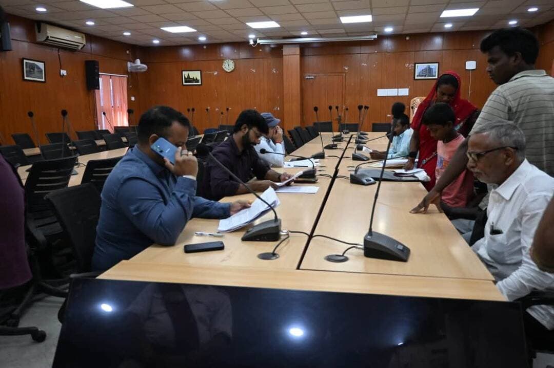 📢 जनता दरबार में 37 आवेदनों पर सुनवाई
जिला पदाधिकारी श्री समीर सौरभ की उपस्थिति में समाहरणालय सभाकक्ष में जनता दरबार आयोजित किया गया। विभिन्न क्षेत्रों से आए फरियादियों की समस्याएं सुनी गईं और संबंधित पदाधिकारियों को नियमानुसार जांच कर त्वरित एवं समयबद्ध कार्रवाई के निर्देश दिए गए।
जनता दरबार में प्राप्त 37 आवेदनों में 28 भूमि एवं राजस्व तथा 9 अन्य विभागों एवं जनसमस्याओं से संबंधित मामले शामिल रहे।
#JantaDarbar #Gopalganj #DistrictAdministration #SamratChoudhary #InformationAndPublicRelationsDepartment #Bihar