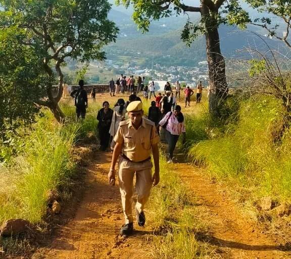 वन्यजीव सप्ताह: सज्जनगढ़ में नेचर ट्रेल, मूक-बधिर बच्चों ने देखा गुलाब बाग बर्ड पार्क
@followers @top fans News 24 Udaipur Rajasthan Forest Department
#naturetrack #udaipur #viralpost #nonflower #ForestDepartment
उदयपुर, 5 अक्टूबर। वन्यजीव सप्ताह-2026 के तहत वन विभाग की ओर से सोमवार को प्रकृति एवं वन्यजीव संरक्षण के प्रति जागरूकता बढ़ाने के उद्देश्य से दो विशेष कार्यक्रम आयोजित किए गए। सज्जनगढ़ वन्यजीव अभयारण्य में नेचर ट्रेल आयोजित हुई, वहीं गुलाब बाग बर्ड पार्क में मूक-बधिर बच्चों के लिए निःशुल्क भ्रमण कार्यक्रम रखा गया।
सज्जनगढ़ वन्यजीव अभयारण्य में आयोजित नेचर ट्रेल में करीब 40 प्रकृति प्रेमियों, विद्यार्थियों एवं स्थानीय नागरिकों ने भाग लिया। ट्रेल गौरेला व्यू प्वाइंट से शुरू होकर महाराणा प्रताप नेचर ट्रेल होते हुए बड़ी पाल पर संपन्न हुई। इस दौरान उप वन संरक्षक, वन्यजीव, उदयपुर अनुराग कुमार भटनागर ने प्रतिभागियों को सज्जनगढ़ अभयारण्य की समृद्ध जैव विविधता से रूबरू कराया। उन्होंने अभयारण्य में पाए जाने वाले पैंथर, सांभर, चीतल, जंगली सूअर, सियार सहित विभिन्न पक्षी प्रजातियों तथा अरावली के पारिस्थितिकी तंत्र के महत्व की जानकारी दी। प्रतिभागियों ने प्रकृति के बीच भ्रमण करते हुए वन्यजीवों एवं पर्यावरण संरक्षण के महत्व को समझा। इस अवसर पर सहायक वन संरक्षक सज्जनगढ़ सुरभि शर्मा, सहायक वन संरक्षक फुलवारी की नाल कपिल कुमार, क्षेत्रीय वन अधिकारी सज्जनगढ़ सीताराम मीणा सहित वन विभाग के अधिकारी-कर्मचारी मौजूद रहे।
सांकेतिक भाषा में बच्चों को बताई पक्षियों की दुनिया :
वन्यजीव सप्ताह के तहत दूसरे सत्र में गुलाब बाग स्थित बर्ड पार्क में मूक-बधिर विद्यालय के विशेष बच्चों के लिए निःशुल्क भ्रमण कार्यक्रम आयोजित किया गया। वन विभाग की ओर से बच्चों को बर्ड पार्क में संरक्षित देशी-विदेशी पक्षी प्रजातियों के बारे में सांकेतिक भाषा के माध्यम से जानकारी दी गई। बच्चों को पक्षियों के संरक्षण, जैव विविधता और पर्यावरण संतुलन में पक्षियों की महत्वपूर्ण भूमिका के बारे में भी बताया गया। इसके बाद बच्चों को गुलाब बाग में संचालित टॉय ट्रेन से भ्रमण करवाया गया। टॉय ट्रेन की सवारी को लेकर बच्चों में खासा उत्साह नजर आया। उप वन संरक्षक अनुराग कुमार भटनागर ने कहा कि वन्यजीव सप्ताह का उद्देश्य समाज के प्रत्येक वर्ग को वन्यजीव एवं प्रकृति संरक्षण के प्रति संवेदनशील बनाना है। विशेष बच्चों को प्रकृति और वन्यजीवों से जोड़ना इसी दिशा में एक सार्थक प्रयास है। ऐसे कार्यक्रमों के माध्यम से आमजन, विशेषकर बच्चों में प्रकृति, वन्यजीव एवं पर्यावरण संरक्षण के प्रति समझ और संवेदनशीलता विकसित करने का प्रयास किया जा रहा है।