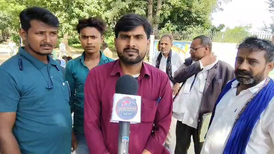 चकबंदी अटकी, तीन बीघा जमीन के मालिकों का एक बीघे पर कब्जा
- अतरौली की महिलाओं ने कलेक्ट्रेट में प्रदर्शन कर डीएम के नाम सौंपा ज्ञापन, बड़े काश्तकारों पर सरकारी व ग्रामीणों की जमीन कब्जाने का आरोप
जासं, चित्रकूट : कागजों में तीन से चार बीघा जमीन, लेकिन मौके पर महज एक बीघे पर कब्जा—अतरौली गांव के ग्रामीण वर्षों से इसी समस्या से जूझ रहे हैं। वर्ष 2016 से चल रही चकबंदी की प्रक्रिया पूरी न होने और जमीनों पर कब्जे को लेकर सोमवार को गांव की महिलाओं ने कलेक्ट्रेट में प्रदर्शन किया। महिलाओं ने जिलाधिकारी के नाम ज्ञापन सौंपकर चकबंदी प्रक्रिया पूरी कराने, सरकारी और ग्रामीणों की जमीन से अवैध कब्जे हटवाने तथा गांव में सार्वजनिक सुविधाओं के लिए भूमि उपलब्ध कराने की मांग की।
महिलाओं का आरोप है कि आकार पत्र-5 मिलने के बाद ग्रामीणों को अपनी जमीन का वास्तविक विवरण पता चला। कई ग्रामीणों के नाम तीन से चार बीघा जमीन दर्ज है, लेकिन मौके पर उनका कब्जा महज एक बीघे पर है। शेष जमीन पर गांव के कुछ बड़े काश्तकारों ने कब्जा कर रखा है। आरोप है कि सरकारी भूमि पर भी अवैध कब्जे हैं, जिसके कारण चकबंदी का विरोध किया जा रहा है।
ग्रामीणों का कहना है कि गांव में शामघाट, खेल मैदान, छोटे खेतों तक जाने के रास्ते और सिंचाई के पानी के लिए नहर जैसी मूलभूत सुविधाओं के लिए भी पर्याप्त भूमि उपलब्ध नहीं है। चकबंदी पूरी होने से सार्वजनिक सुविधाओं के लिए भूमि सुरक्षित होने के साथ ग्रामीणों को उनकी दर्ज जमीन पर वास्तविक कब्जा मिलने की उम्मीद है।
ज्ञापन देने वालों में बुध्दराज सिंह, संतोष कुमार, पप्पू, प्रेमा, चुन्नी और आशा देवी समेत कई ग्रामीण शामिल रहे।
