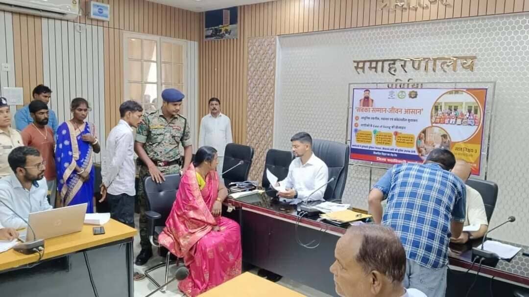 समाहरणालय पूर्णिया, जनसंपर्क कार्यालय,
प्रेस विज्ञप्ति:-1588,
दिनांक 05/10/2026,
==================
आमजनों की समस्याओं के त्वरित समाधान हेतु समाहरणालय में आयोजित हुआ 'सेवा-संवाद-समाधान' कार्यक्रम:-
आम नागरिकों की समस्याओं के त्वरित एवं पारदर्शी निष्पादन को लेकर जिला प्रशासन पूरी तरह प्रतिबद्ध है।
इसी क्रम में 'सेवा-संवाद-
-समाधान अनुश्रवण प्रणाली' के अंतर्गत ‘सबका सम्मान-जीवन आसान (Ease of Living)’ कार्यक्रम का आयोजन सोमवार को समाहरणालय स्थित प्रज्ञान सभागार में किया गया।
कार्यक्रम में जिला पदाधिकारी श्री अंशुल कुमार (भा०प्र०से०) द्वारा जिले के विभिन्न प्रखंडों एवं पंचायतों से पहुंचे फरियादियों की समस्याओं को पूरी गंभीरता से सुना गया और प्राप्त आवेदनों के त्वरित निष्पादन हेतु संबंधित अधिकारियों को आवश्यक दिशा-निर्देश दिया गया।
प्राप्त 62 आवेदनों पर कार्रवाई:-- जनता दरबार में कुल 62 फरियादियों ने अपनी-अपनी शिकायतें एवं समस्याएं जिला अधिकारी महोदय के समक्ष रखीं।
जिलाधिकारी द्वारा सभी आवेदनों का अवलोकन कर संबंधित विभागीय अधिकारियों को समयबद्ध कार्रवाई का निर्देश दिया गया।
प्रखंड एवं अनुमंडल स्तर पर भी सुनवाई:- जिला मुख्यालय के साथ-साथ जिले के सभी अनुमंडल, प्रखंड एवं पंचायत स्तर के पदाधिकारियों ने भी अपने-अपने कार्यालयों में उपस्थित रहकर आमजनों की समस्याएं सुनीं और उनके समाधान की दिशा में त्वरित कदम उठाए।
नियमित आयोजन:- यह कार्यक्रम प्रत्येक सप्ताह के सोमवार एवं शुक्रवार को जिला मुख्यालय सहित अनुमंडल, प्रखंड एवं पंचायत स्तर पर नियमित रूप से आयोजित किया जाता है।
सहायता एवं सूचना हेतु महत्वपूर्ण नंबर :-
जिला आपदा नियंत्रण कक्ष:-- किसी भी प्रकार की आपातकालीन सहायता या सूचना के लिए दूरभाष संख्या 06454-242319 / 06454-242317 / 06454-242320 पर संपर्क किया जा सकता है।
मद्यनिषेध (शराबबंदी) की सूचना:- राज्य में पूर्ण शराबबंदी लागू है। अवैध शराब के निर्माण,बिक्री, भंडारण या सेवन से जुड़ी जानकारी के लिए टोल-फ्री नंबर 15545 या नजदीकी थाना पर संपर्क करें। सूचना देने वाले व्यक्ति की पहचान पूर्णतः गोपनीय रखी जाएगी।
Information & Public Relations Department, Government of Bihar
#samratchoudhary
#cmsamrat