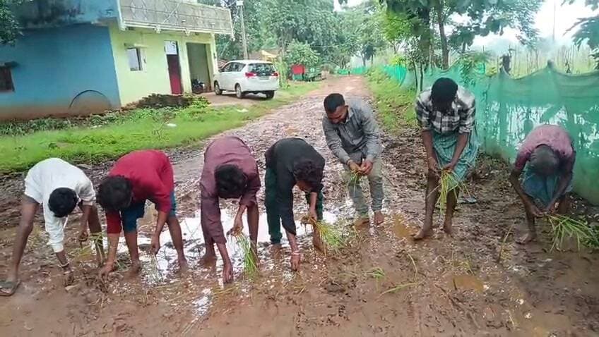 लुण्ड्रा ने उदारी के सड़क की हालत से परेशान ग्रामीणों ने किया अनोखा प्रदर्शन