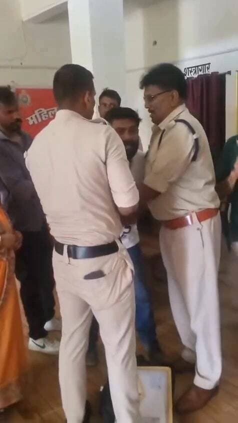 सूरजपुर जिले के ओडगी थाना इलाके का मामला है जहाँ एक युवक के साथ मारपीट हुई और जब उसका FIR नहीं लिखा गया तब उसने वीडियो बनाना शुरू किया।अब बताइए गुहार नहीं सुने तो विडियो ही तो बना रहा था