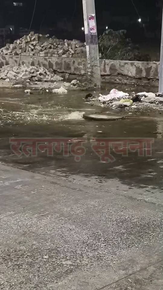 सीवरेज चैंबर से सड़क पर बही गंदगी, दुर्गंध से लोग हुए परेशान