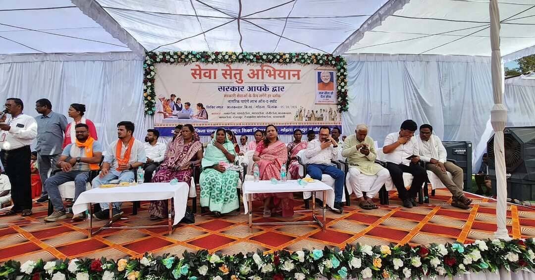 🌸 सेवा सेतु अभियान — सरकार आपके द्वार 🌸
आज मोहला विकासखंड के ग्राम आलकन्हार में आयोजित सेवा सेतु अभियान के तहत शिविर में शामिल हुई। शिविर में विभिन्न विभागों द्वारा स्टॉल लगाकर शासन की जनकल्याणकारी योजनाओं एवं सेवाओं की जानकारी ग्रामीणों तक पहुंचाई गई और पात्र हितग्राहियों को योजनाओं का लाभ प्रदान किया गया।
इस अवसर पर हितग्राहियों को आवास की चाबी एवं अन्य आवश्यक सामग्री प्रदान की गई। साथ ही गोद भराई एवं अन्नप्राशन (मुंह जुठाई) जैसे पारिवारिक एवं सामाजिक कार्यक्रम भी संपन्न कराए गए।
माननीय प्रधानमंत्री श्री नरेंद्र मोदी जी के नेतृत्व में केंद्र सरकार तथा मुख्यमंत्री श्री विष्णु देव साय जी के नेतृत्व में छत्तीसगढ़ सरकार की जनकल्याणकारी योजनाओं का लाभ अंतिम व्यक्ति तक पहुंचाने और गांव-गांव तक विकास की रोशनी पहुंचाने का संकल्प निरंतर आगे बढ़ रहा है। 🌿🙏
#नम्रता_सिंह #सेवा_सेतु_अभियान #सरकार_आपके_द्वार #जनसेवा #सुशासन