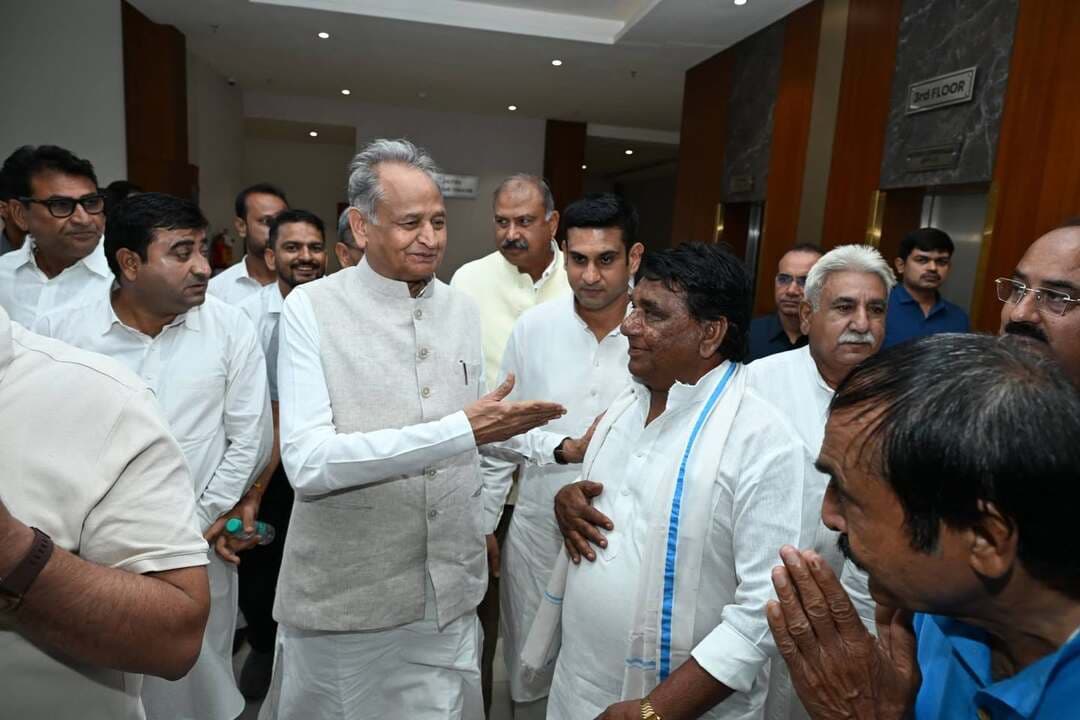 🌹 अश्क अली टाक की प्रथम पुण्यतिथि पर कौमी एकता संगोष्ठी, दिग्गज नेताओं ने दी श्रद्धांजलि
जयपुर। राजस्थान की राजनीति के वरिष्ठ एवं सम्मानित नेता, पूर्व विधायक, पूर्व मंत्री और पूर्व राज्यसभा सांसद स्व. अश्क अली टाक की प्रथम पुण्यतिथि के अवसर पर जयपुर के कांस्टीट्यूशन क्लब में ‘कौमी एकता’ विषय पर विशेष संगोष्ठी का आयोजन किया गया।
कार्यक्रम में कांग्रेस के कई वरिष्ठ नेता और दिग्गज शामिल हुए। मुख्य अतिथि मुकुल वासनिक के साथ पूर्व मुख्यमंत्री अशोक गहलोत, प्रदेश कांग्रेस अध्यक्ष गोविंद सिंह डोटासरा, नेता प्रतिपक्ष टीकाराम जूली, वरिष्ठ नेता मोहन प्रकाश, डॉ. सी.पी. जोशी, पूर्व विधायक महादेव सिंह खंडेला, रफीक खान, अमीन कागजी, एम.डी. चोपदार , सईद कुरैशी प्रदेश सचिव खेल प्रकोष्ठ कांग्रेस सहित अनेक कांग्रेस नेता मौजूद रहे।
संगोष्ठी में स्व. अश्क अली टाक के राजनीतिक एवं सामाजिक जीवन को याद करते हुए उनके योगदान पर चर्चा की गई। ‘कौमी एकता’ के विषय पर आयोजित इस कार्यक्रम में सामाजिक सद्भाव, भाईचारे और आपसी एकता के महत्व को लेकर विचार रखे गए।
स्व. अश्क अली टाक ने राजस्थान की राजनीति में लंबे समय तक सक्रिय रहकर विभिन्न महत्वपूर्ण जिम्मेदारियां निभाईं। उनकी प्रथम पुण्यतिथि पर आयोजित कार्यक्रम में उन्हें श्रद्धापूर्वक याद किया गया और उनके सार्वजनिक जीवन एवं योगदान को नमन किया गया।
कांस्टीट्यूशन क्लब जयपुर में आयोजित यह कार्यक्रम स्व. अश्क अली टाक की स्मृतियों और कौमी एकता के संदेश को समर्पित रहा।