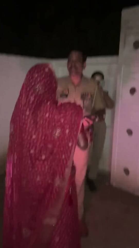 आधी रात अवधी गायक के घर दीवार फांदकर घुसी पुलिस! उठे गंभीर सवाल! उत्तर प्रदेश के सुल्तानपुर से एक हैरान कर देने वाला मामला सामने आया है, जहाँ प्रसिद्ध अवधी गायक संजय यदुवंशी के घर आधी रात पुलिस की कार्रवाई को लेकर सवाल खड़े हो रहे हैं। दावा किया जा रहा है कि पुलिसकर्मी देर रात दीवार फांदकर उनके घर में दाखिल हुए। इस दौरान एसएचओ (SHO) ने सख्त लहजे में कहा— "संजय चाहिए, तुरंत।" इस पूरी घटना से हैरान-परेशान संजय यदुवंशी ने फेसबुक पोस्ट के ज़रिए पुलिस प्रशासन से तीखे सवाल पूछे हैं— "आखिर किसलिए चाहिए? क्या मेरे खिलाफ कोई गिरफ्तारी वारंट है या मैंने कोई अपराध किया है?" आधी रात हुई इस पुलिसिया कार्रवाई से परिजनों में दहशत का माहौल है। 📹 वीडियो क्रेडिट: सोशल मीडिया 💬 आपकी क्या राय है? बिना किसी स्पष्ट कारण या वारंट के आधी रात गायक के घर में दाखिल होने वाली पुलिस की इस कार्रवाई पर आपकी क्या सोच है? कमेंट सेक्शन में अपनी राय जरूर दर्ज करें। #sultanpur #UPPolice #sultanpurpolice #UP #viralvideoシ